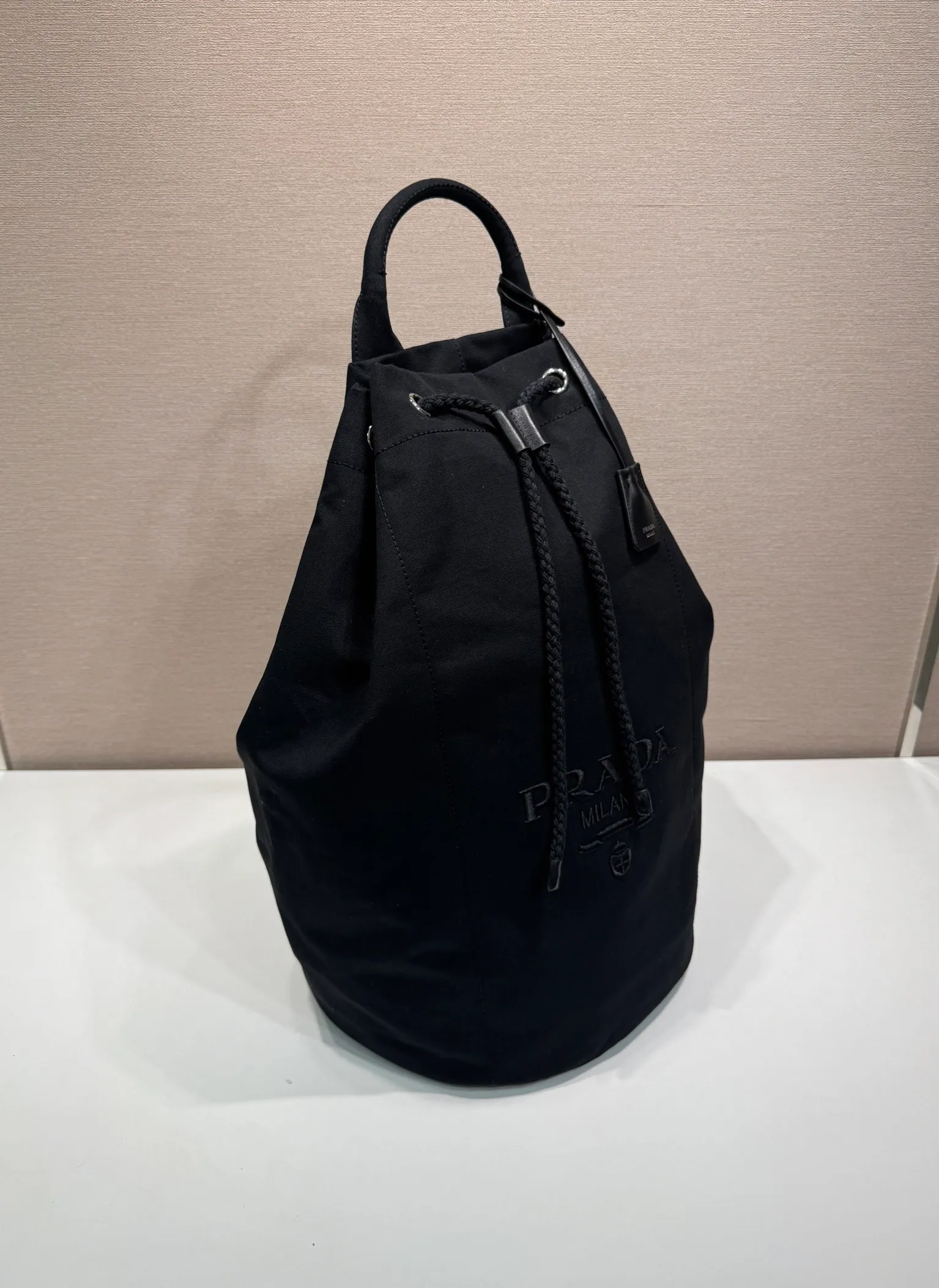 💰1360🎉New travel bag🎉2VY011🎉🎉 This linen blend drawstring travel bag interprets a light and sporty style, with adjustable and removable shoulder straps and leather trim. Tonal letter logo embroidery adds a unique, classic touch. The drawstring bag design makes the upper body very fashionable. This is the latest and most fashionable travel bag since ancient times. It has a lot of space. Get it now🎉🎉Length 34xH 55x㡳34cm🎉🎉🎉💰💰💰