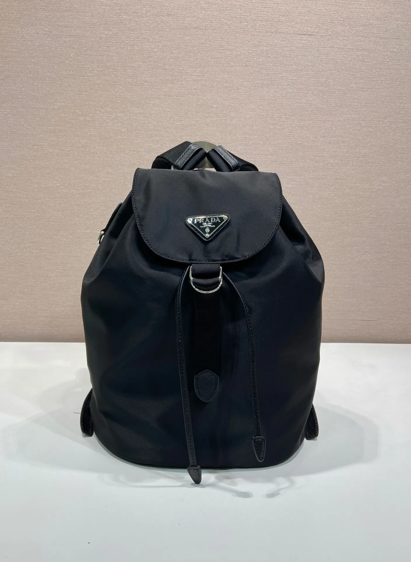 💰1120🎉New product🎉1BZ0197 backpack🎉🎉 This backpack is made of imported nylon fabric and cross-grain cowhide. The only backpack does not have a portable design. It is very unique and has a casual flavor. It has a large capacity and space. The upper body effect is light, fashionable and practical. It is also a popular style that will never go out of style🎉🎉Babies, hurry up and get it🎉🎉 Length 25x Height 35x Bottom 15cm🎉🎉🎉💰💰💰