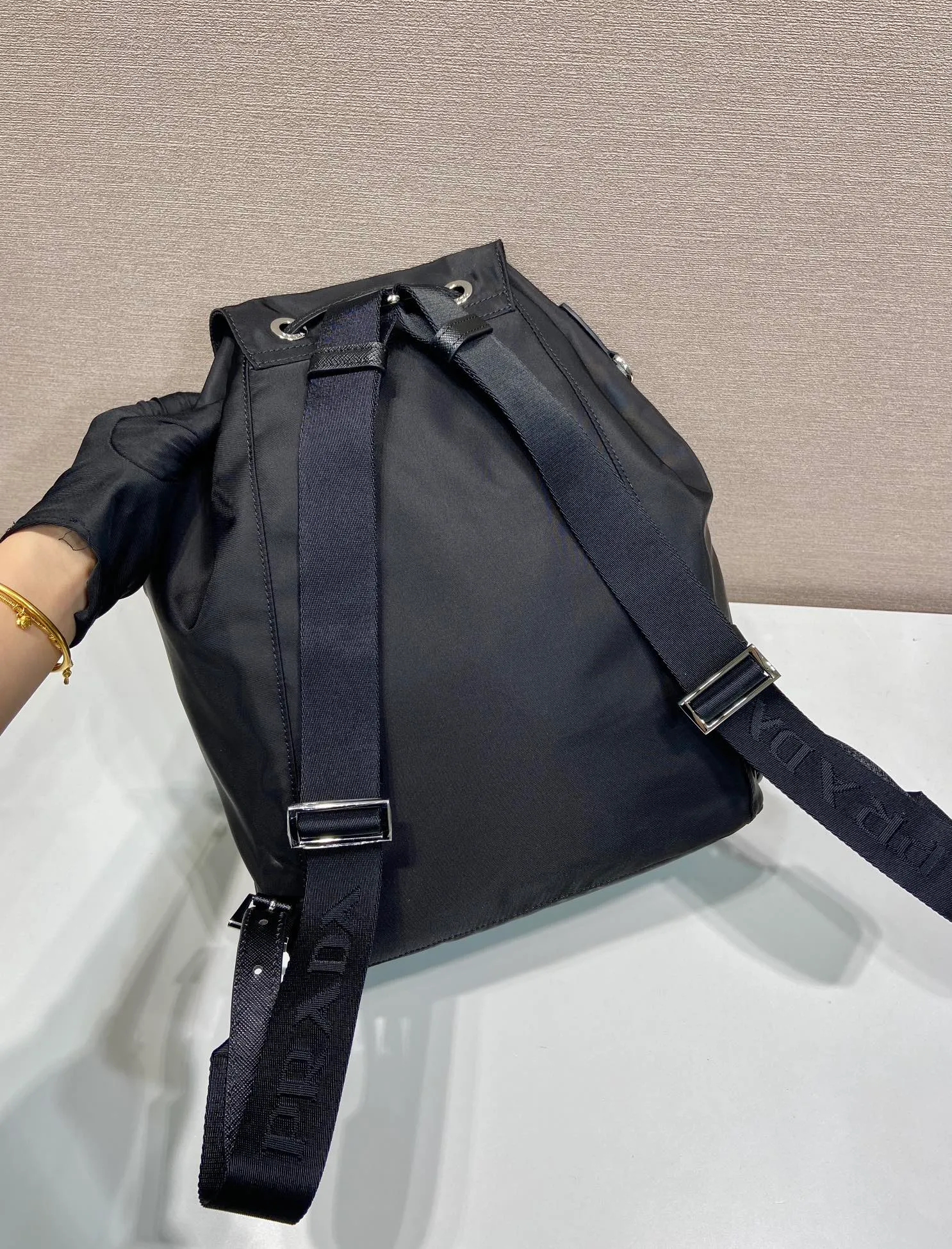 💰1120🎉New product🎉1BZ0197 backpack🎉🎉 This backpack is made of imported nylon fabric and cross-grain cowhide. The only backpack does not have a portable design. It is very unique and has a casual flavor. It has a large capacity and space. The upper body effect is light, fashionable and practical. It is also a popular style that will never go out of style🎉🎉Babies, hurry up and get it🎉🎉 Length 25x Height 35x Bottom 15cm🎉🎉🎉💰💰💰