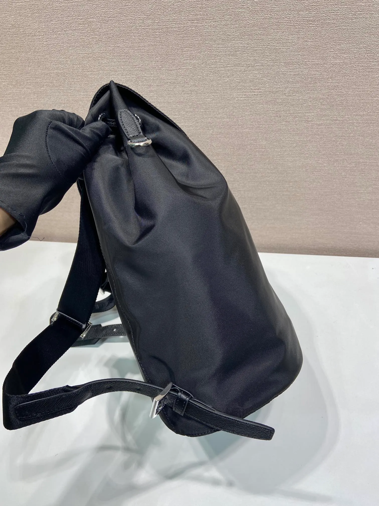 💰1120🎉New product🎉1BZ0197 backpack🎉🎉 This backpack is made of imported nylon fabric and cross-grain cowhide. The only backpack does not have a portable design. It is very unique and has a casual flavor. It has a large capacity and space. The upper body effect is light, fashionable and practical. It is also a popular style that will never go out of style🎉🎉Babies, hurry up and get it🎉🎉 Length 25x Height 35x Bottom 15cm🎉🎉🎉💰💰💰