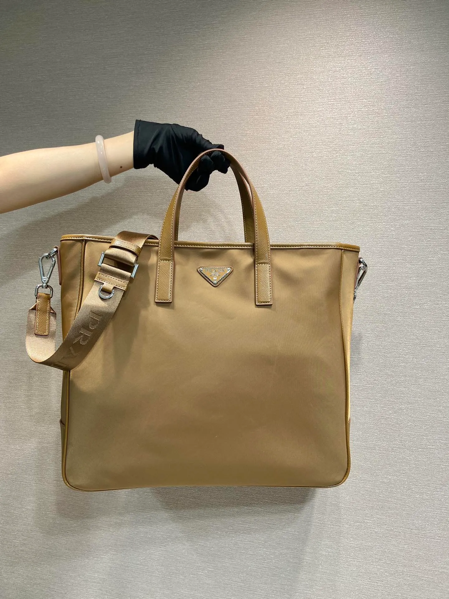 💰1260🎉Exclusive first launch🎉2VG064 new color🎉🎉The latest shopping bag😘😘This nylon tote bag presents a minimalist design style and exudes a modern atmosphere. Made of imported nylon fabric and Saffiano cross-grain cowhide, the handbag is equipped with a detachable shoulder strap, which can be used to create a fashionable look. Simple and elegant, it is very practical. It is no problem when carrying it or on short business trips. It fully meets the needs of men🙊🙊 and is worth buying😘😘 Length 36x Height 34x Height 10cm