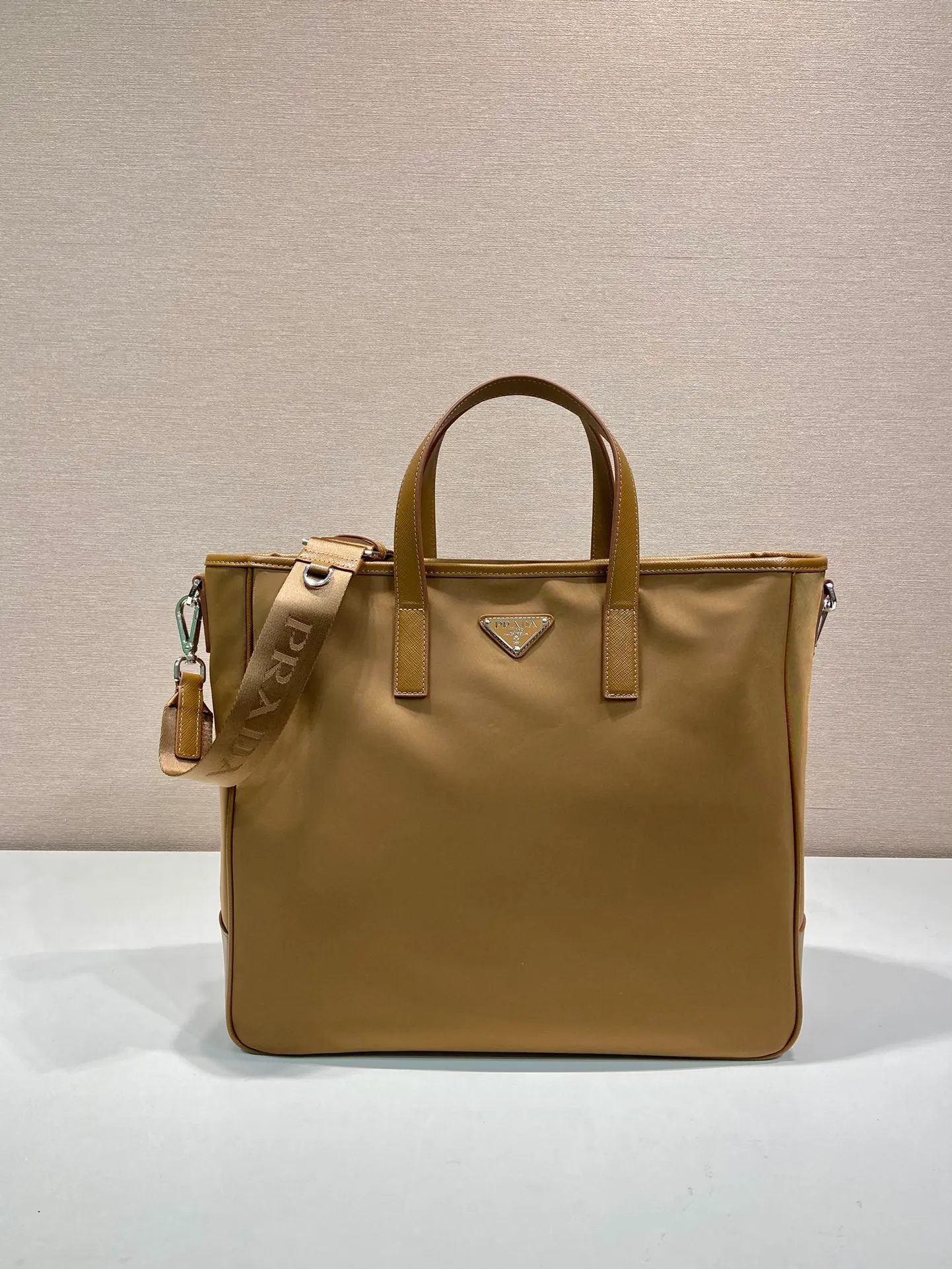 💰1260🎉Exclusive first launch🎉2VG064 new color🎉🎉The latest shopping bag😘😘This nylon tote bag presents a minimalist design style and exudes a modern atmosphere. Made of imported nylon fabric and Saffiano cross-grain cowhide, the handbag is equipped with a detachable shoulder strap, which can be used to create a fashionable look. Simple and elegant, it is very practical. It is no problem when carrying it or on short business trips. It fully meets the needs of men🙊🙊 and is worth buying😘😘 Length 36x Height 34x Height 10cm