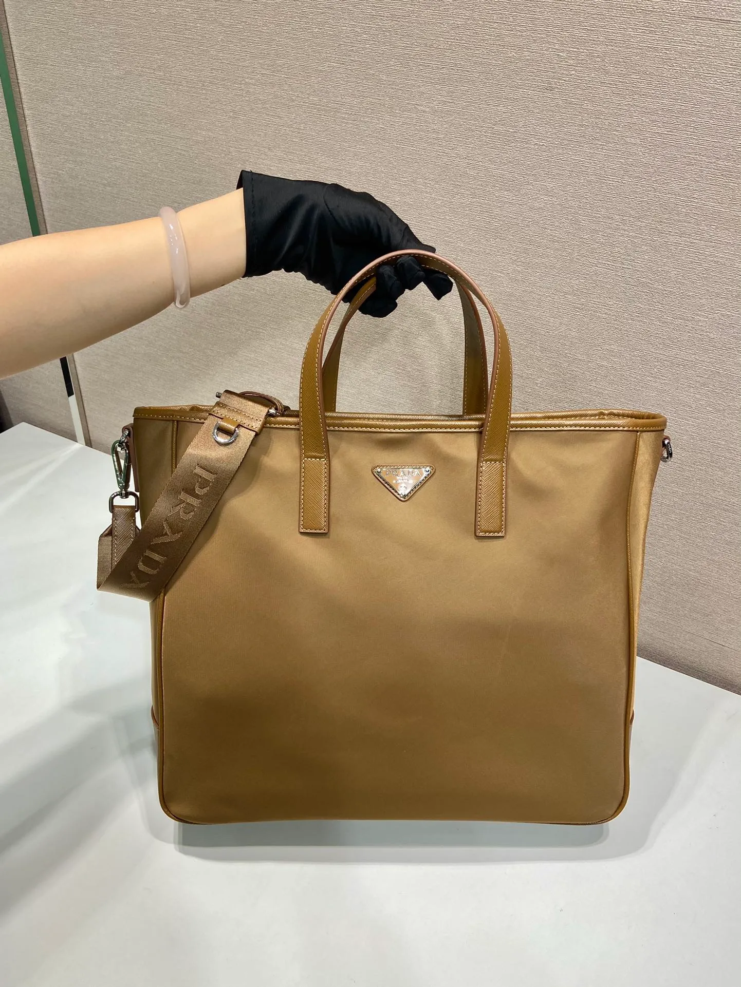 💰1260🎉Exclusive first launch🎉2VG064 new color🎉🎉The latest shopping bag😘😘This nylon tote bag presents a minimalist design style and exudes a modern atmosphere. Made of imported nylon fabric and Saffiano cross-grain cowhide, the handbag is equipped with a detachable shoulder strap, which can be used to create a fashionable look. Simple and elegant, it is very practical. It is no problem when carrying it or on short business trips. It fully meets the needs of men🙊🙊 and is worth buying😘😘 Length 36x Height 34x Height 10cm