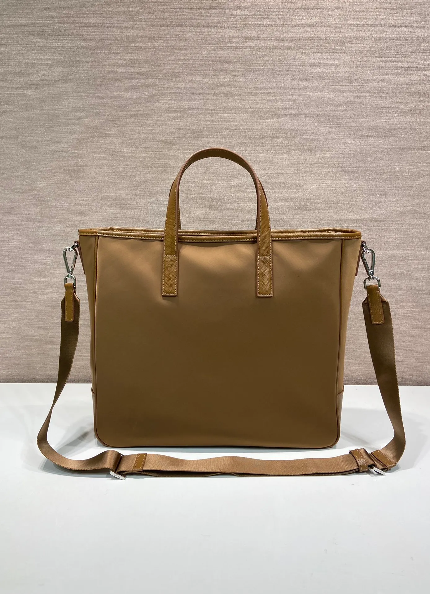 💰1260🎉Exclusive first launch🎉2VG064 new color🎉🎉The latest shopping bag😘😘This nylon tote bag presents a minimalist design style and exudes a modern atmosphere. Made of imported nylon fabric and Saffiano cross-grain cowhide, the handbag is equipped with a detachable shoulder strap, which can be used to create a fashionable look. Simple and elegant, it is very practical. It is no problem when carrying it or on short business trips. It fully meets the needs of men🙊🙊 and is worth buying😘😘 Length 36x Height 34x Height 10cm