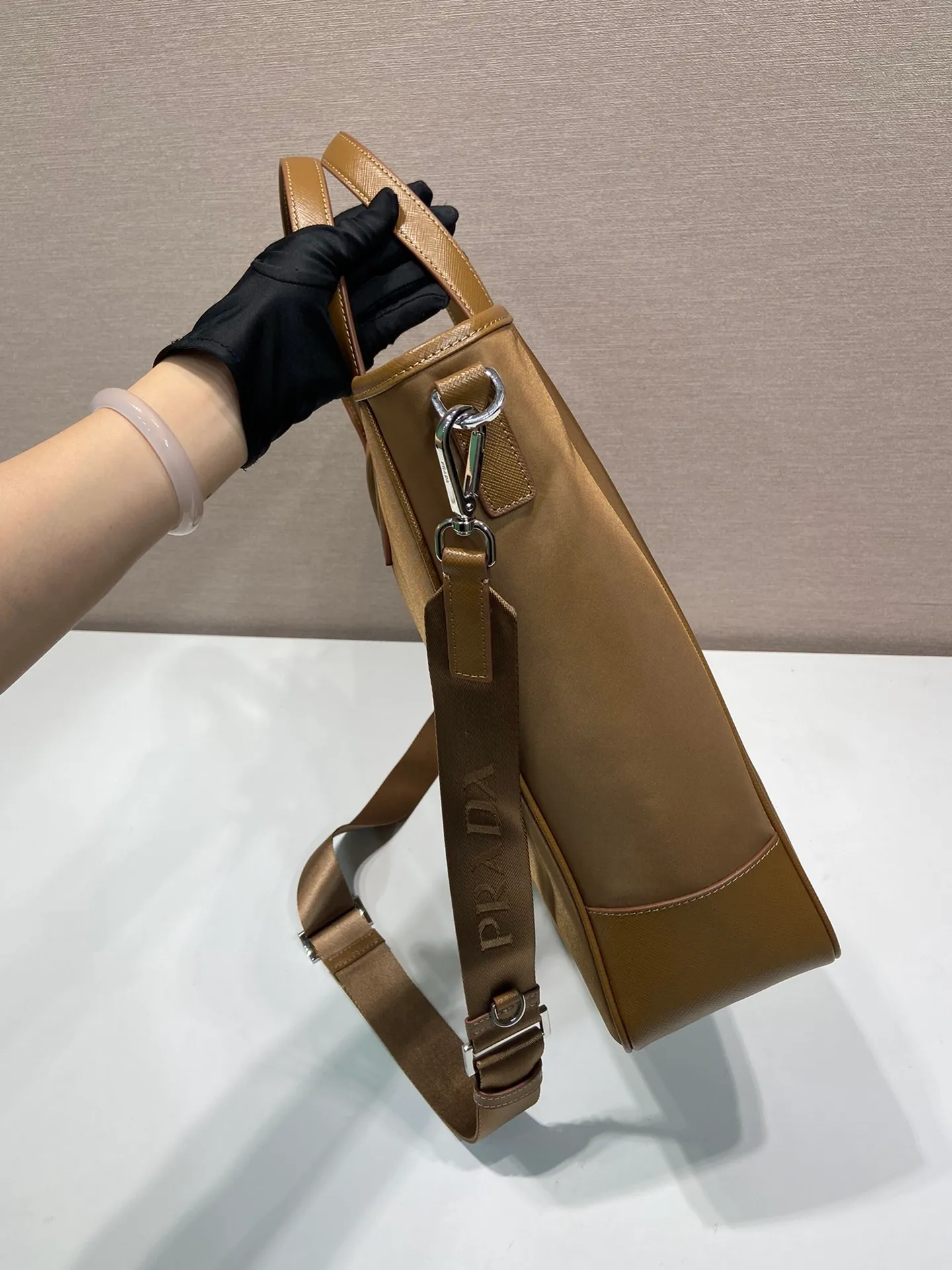 💰1260🎉Exclusive first launch🎉2VG064 new color🎉🎉The latest shopping bag😘😘This nylon tote bag presents a minimalist design style and exudes a modern atmosphere. Made of imported nylon fabric and Saffiano cross-grain cowhide, the handbag is equipped with a detachable shoulder strap, which can be used to create a fashionable look. Simple and elegant, it is very practical. It is no problem when carrying it or on short business trips. It fully meets the needs of men🙊🙊 and is worth buying😘😘 Length 36x Height 34x Height 10cm