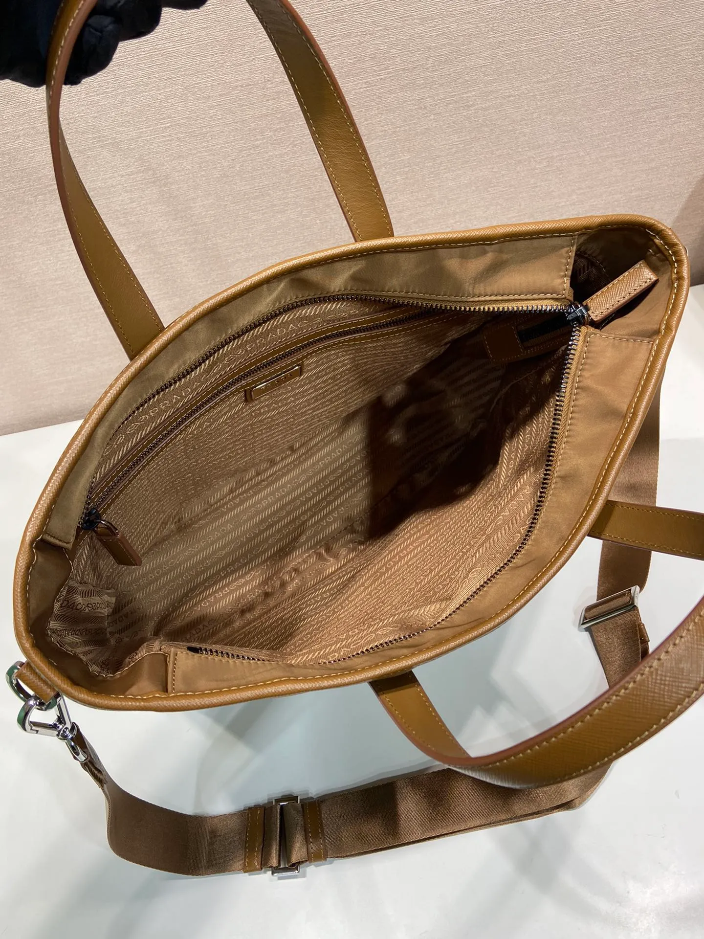 💰1260🎉Exclusive first launch🎉2VG064 new color🎉🎉The latest shopping bag😘😘This nylon tote bag presents a minimalist design style and exudes a modern atmosphere. Made of imported nylon fabric and Saffiano cross-grain cowhide, the handbag is equipped with a detachable shoulder strap, which can be used to create a fashionable look. Simple and elegant, it is very practical. It is no problem when carrying it or on short business trips. It fully meets the needs of men🙊🙊 and is worth buying😘😘 Length 36x Height 34x Height 10cm