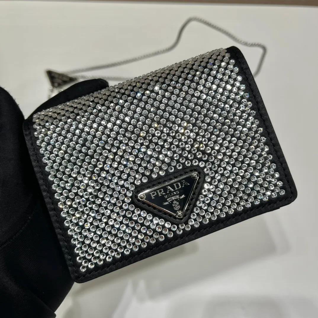 💰760🎉Necklace Crystal Pouch🎉1MR024🎉🎉 This Duchesse fabric card holder is decorated with imitation crystals throughout, creating a light and shadow style and iridescent colors on the surface, highlighting a gorgeous yet functional design. My favorite is this detachable and adjustable iron shoulder strap, which can be used as a waist bag decoration😍😍 or as a necklace decoration with clothes. The triangle mark in the middle can be adjusted, giving the item a variety of ways to wear it. The space can be used to hold lipstick 💄/earphones/keys🚗....it bling bling under the night light, so beautiful. Worth buying 🎉🎉 Length 11.5x Height 8cm