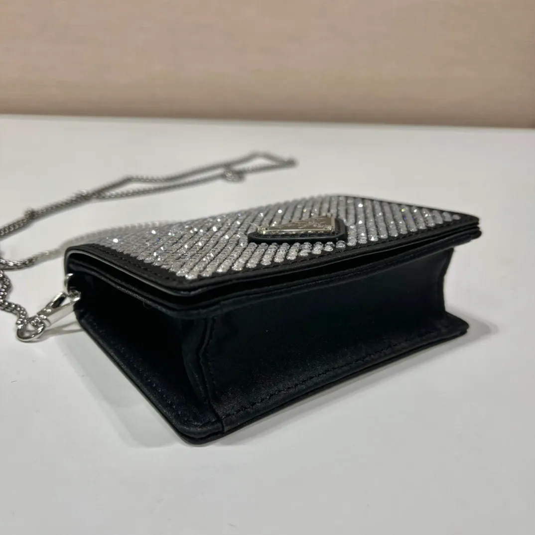 💰760🎉Necklace Crystal Pouch🎉1MR024🎉🎉 This Duchesse fabric card holder is decorated with imitation crystals throughout, creating a light and shadow style and iridescent colors on the surface, highlighting a gorgeous yet functional design. My favorite is this detachable and adjustable iron shoulder strap, which can be used as a waist bag decoration😍😍 or as a necklace decoration with clothes. The triangle mark in the middle can be adjusted, giving the item a variety of ways to wear it. The space can be used to hold lipstick 💄/earphones/keys🚗....it bling bling under the night light, so beautiful. Worth buying 🎉🎉 Length 11.5x Height 8cm