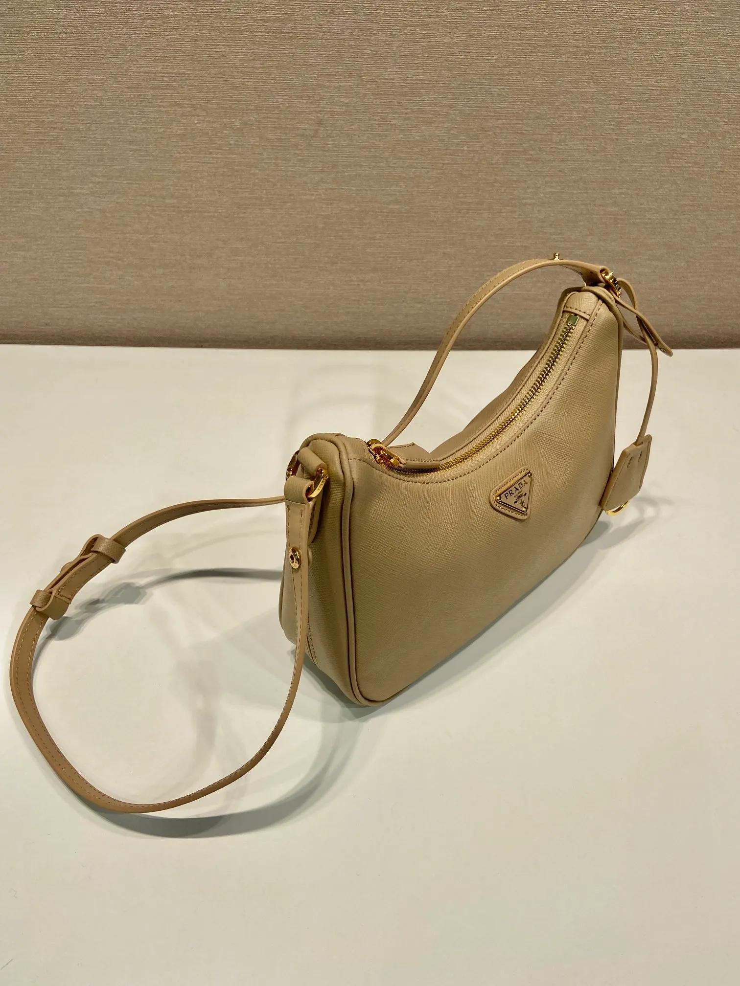 💰1320🎉New new color🎉1BC204B handbag/underarm bag/crossbody bag This Hobo handbag/underarm bag/crossbody bag is very functional and can be used for three purposes in one bag. It is perfect🎉🎉It is made of imported cross-grain cowhide, which is more wear-resistant. The shoulder strap can be adjusted and switched at any time😘😘The upper body effect is beautiful, convenient and practical🎉🎉Hurry up and get it👏👏 Length 23x Height 17x Bottom 6.5cm🎉🎉🎉👏👏👏