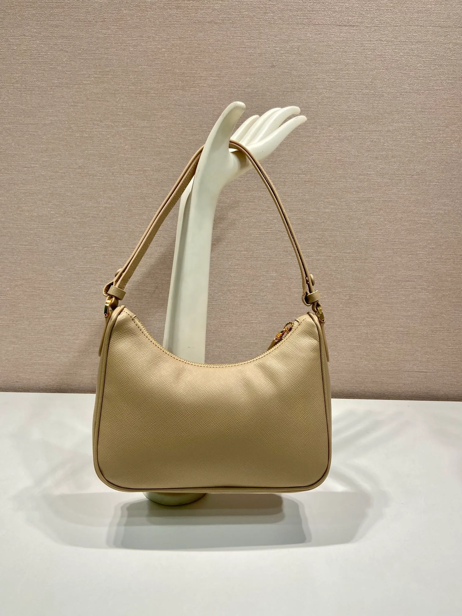 💰1320🎉New new color🎉1BC204B handbag/underarm bag/crossbody bag This Hobo handbag/underarm bag/crossbody bag is very functional and can be used for three purposes in one bag. It is perfect🎉🎉It is made of imported cross-grain cowhide, which is more wear-resistant. The shoulder strap can be adjusted and switched at any time😘😘The upper body effect is beautiful, convenient and practical🎉🎉Hurry up and get it👏👏 Length 23x Height 17x Bottom 6.5cm🎉🎉🎉👏👏👏