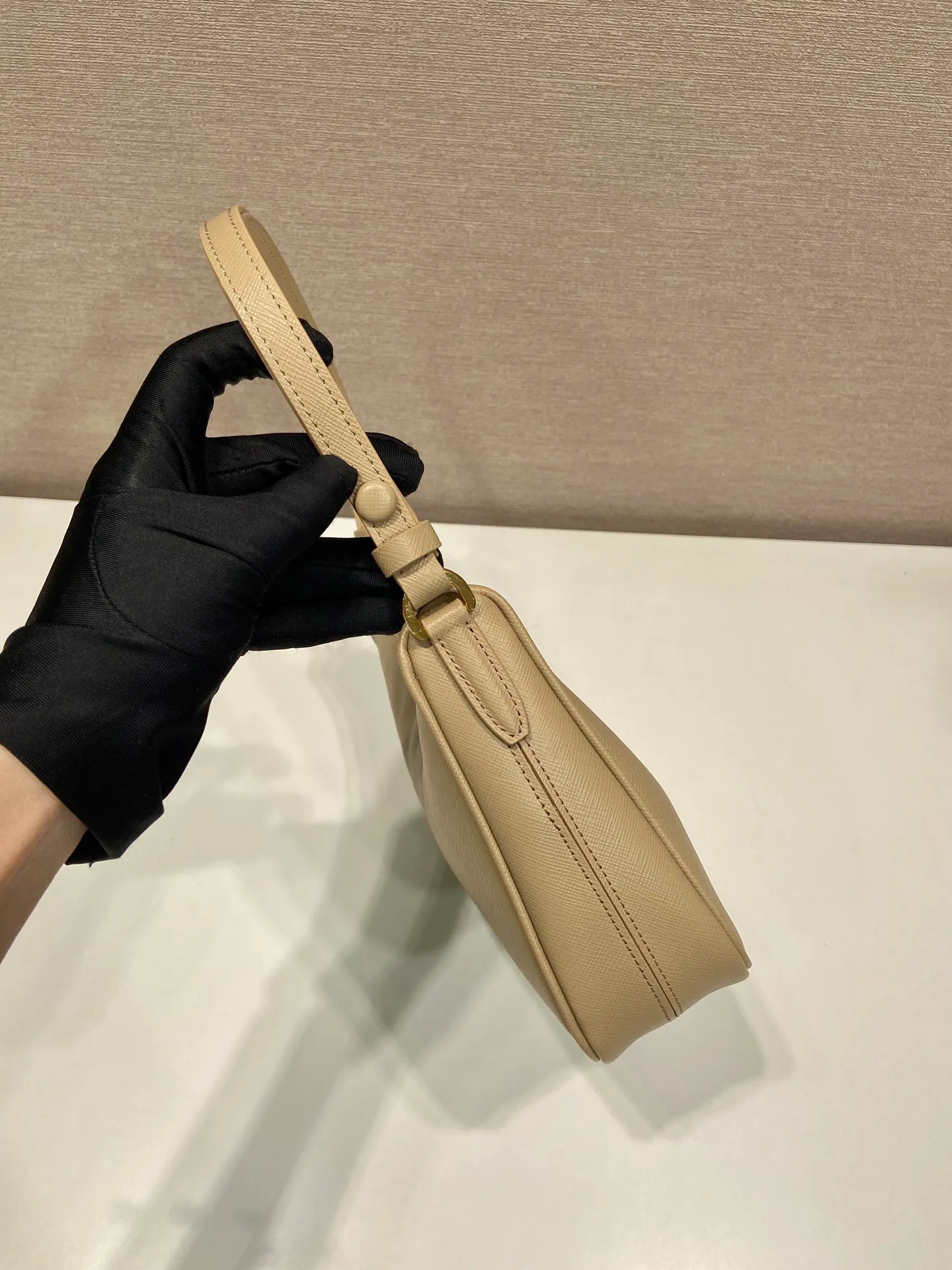 💰1320🎉New new color🎉1BC204B handbag/underarm bag/crossbody bag This Hobo handbag/underarm bag/crossbody bag is very functional and can be used for three purposes in one bag. It is perfect🎉🎉It is made of imported cross-grain cowhide, which is more wear-resistant. The shoulder strap can be adjusted and switched at any time😘😘The upper body effect is beautiful, convenient and practical🎉🎉Hurry up and get it👏👏 Length 23x Height 17x Bottom 6.5cm🎉🎉🎉👏👏👏