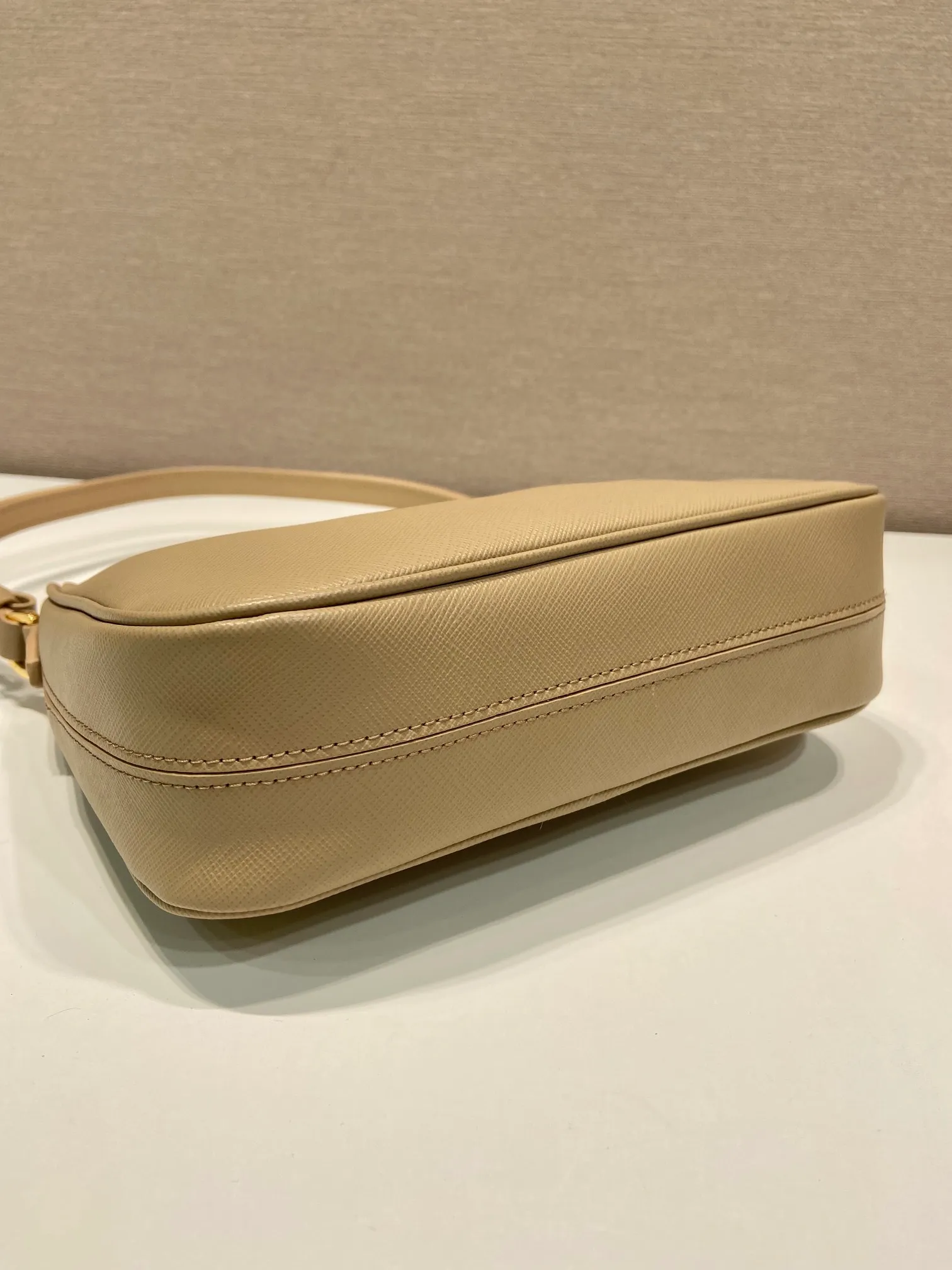 💰1320🎉New new color🎉1BC204B handbag/underarm bag/crossbody bag This Hobo handbag/underarm bag/crossbody bag is very functional and can be used for three purposes in one bag. It is perfect🎉🎉It is made of imported cross-grain cowhide, which is more wear-resistant. The shoulder strap can be adjusted and switched at any time😘😘The upper body effect is beautiful, convenient and practical🎉🎉Hurry up and get it👏👏 Length 23x Height 17x Bottom 6.5cm🎉🎉🎉👏👏👏