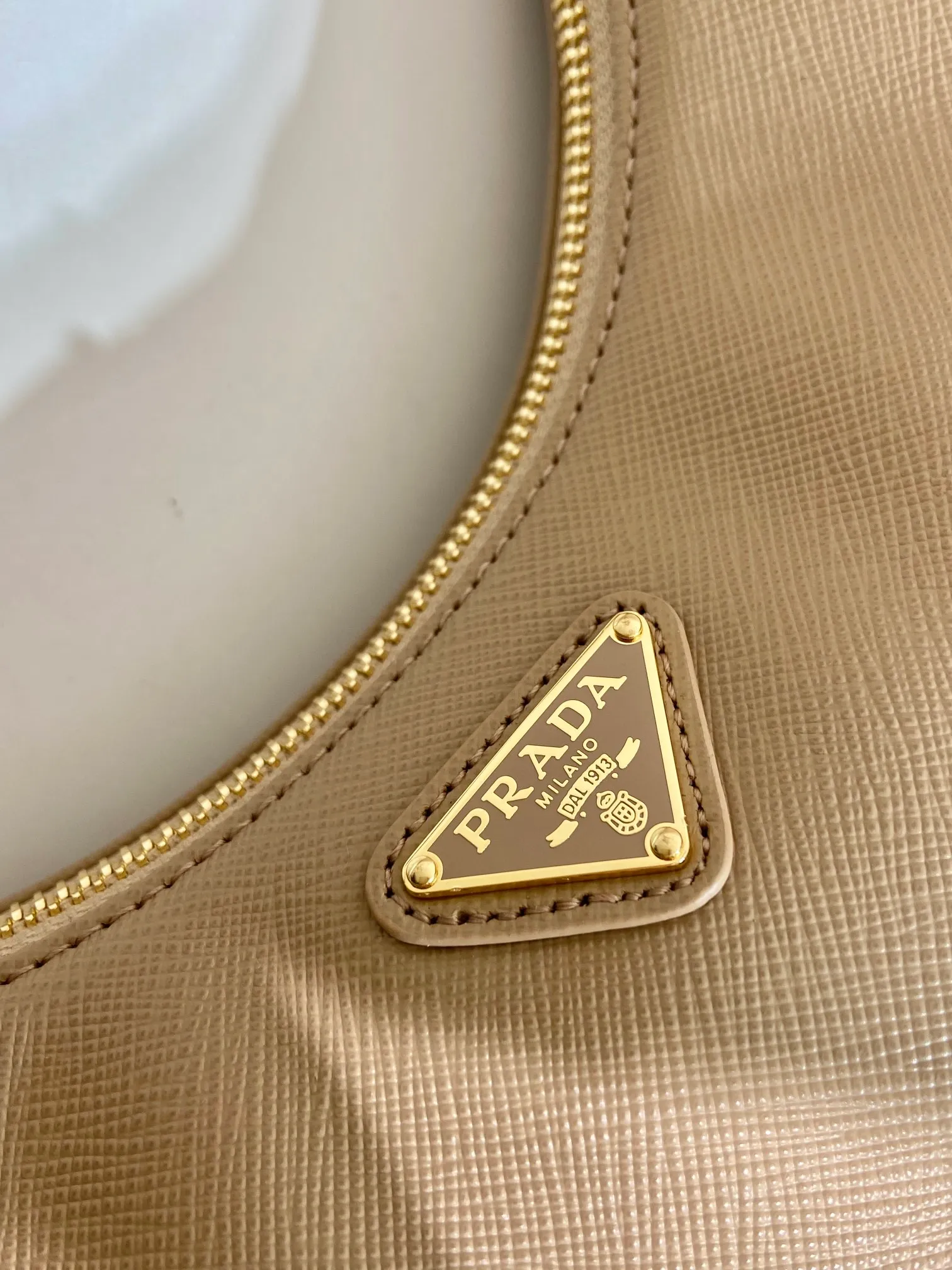 💰1320🎉New new color🎉1BC204B handbag/underarm bag/crossbody bag This Hobo handbag/underarm bag/crossbody bag is very functional and can be used for three purposes in one bag. It is perfect🎉🎉It is made of imported cross-grain cowhide, which is more wear-resistant. The shoulder strap can be adjusted and switched at any time😘😘The upper body effect is beautiful, convenient and practical🎉🎉Hurry up and get it👏👏 Length 23x Height 17x Bottom 6.5cm🎉🎉🎉👏👏👏