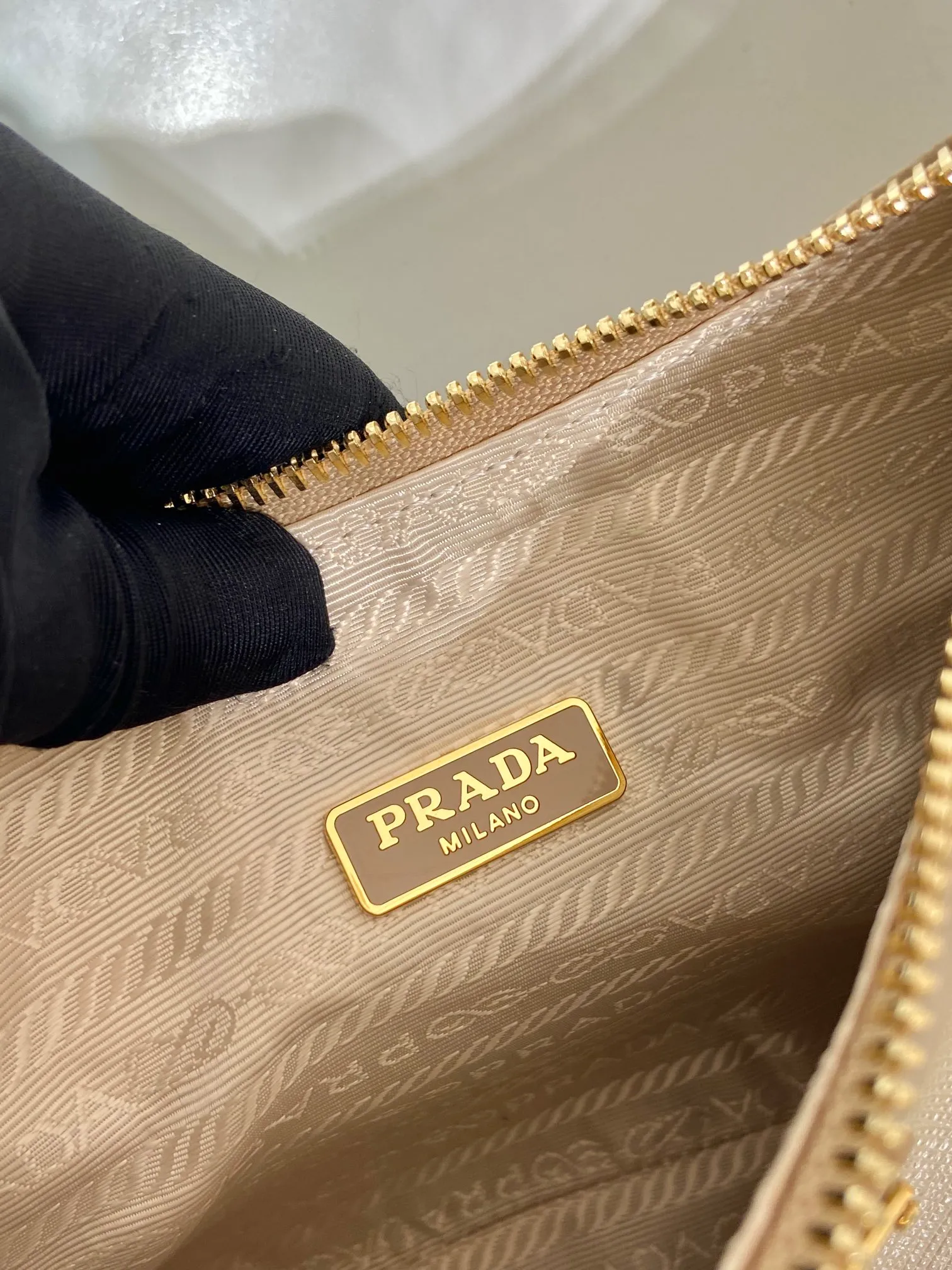 💰1320🎉New new color🎉1BC204B handbag/underarm bag/crossbody bag This Hobo handbag/underarm bag/crossbody bag is very functional and can be used for three purposes in one bag. It is perfect🎉🎉It is made of imported cross-grain cowhide, which is more wear-resistant. The shoulder strap can be adjusted and switched at any time😘😘The upper body effect is beautiful, convenient and practical🎉🎉Hurry up and get it👏👏 Length 23x Height 17x Bottom 6.5cm🎉🎉🎉👏👏👏