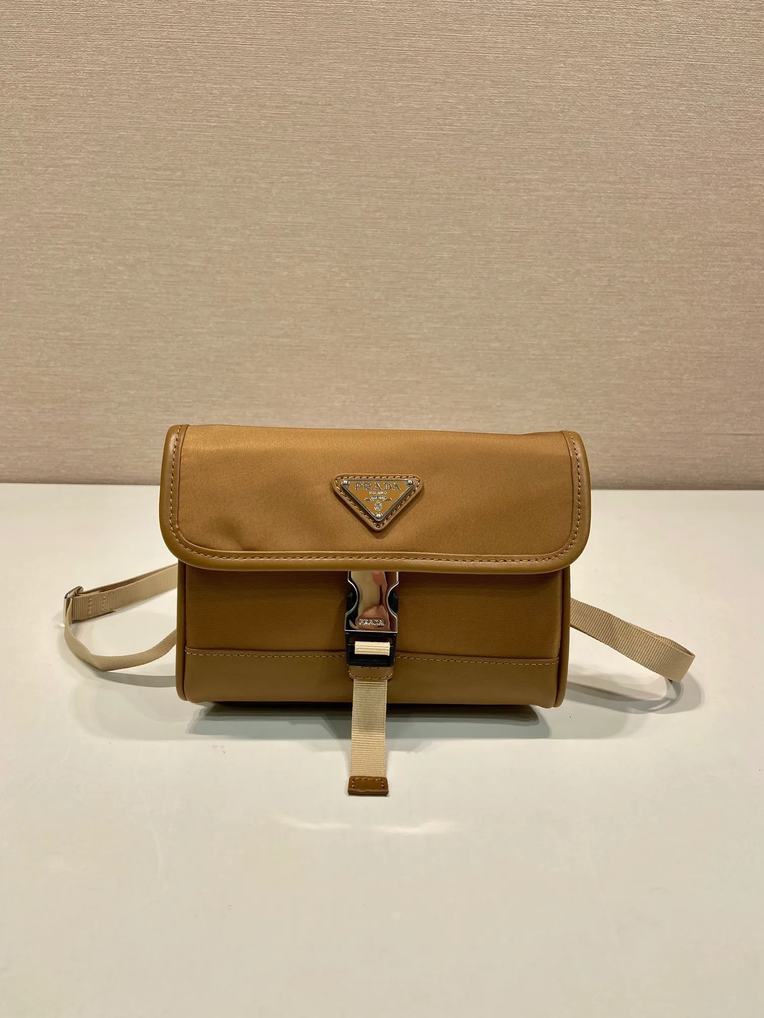 💰760🎉New mini messenger bag🎉2ZH108👏👏New color The mini messenger bag has a super unique shape. It is definitely worth buying for the current super popular small bag trend! And it has an inexplicable retro feel🙊I like the design of PRD so much. It’s fashionable😘 For fashionistas who have countless bags, I recommend this simple and elegant design , a triangular logo is enough to show off the stylish atmosphere of personality, easy to use in daily life, recommended for men and women👧🏻➕👨🏻, length 18x height 14x base 3cm👏👏👏💰💰💰