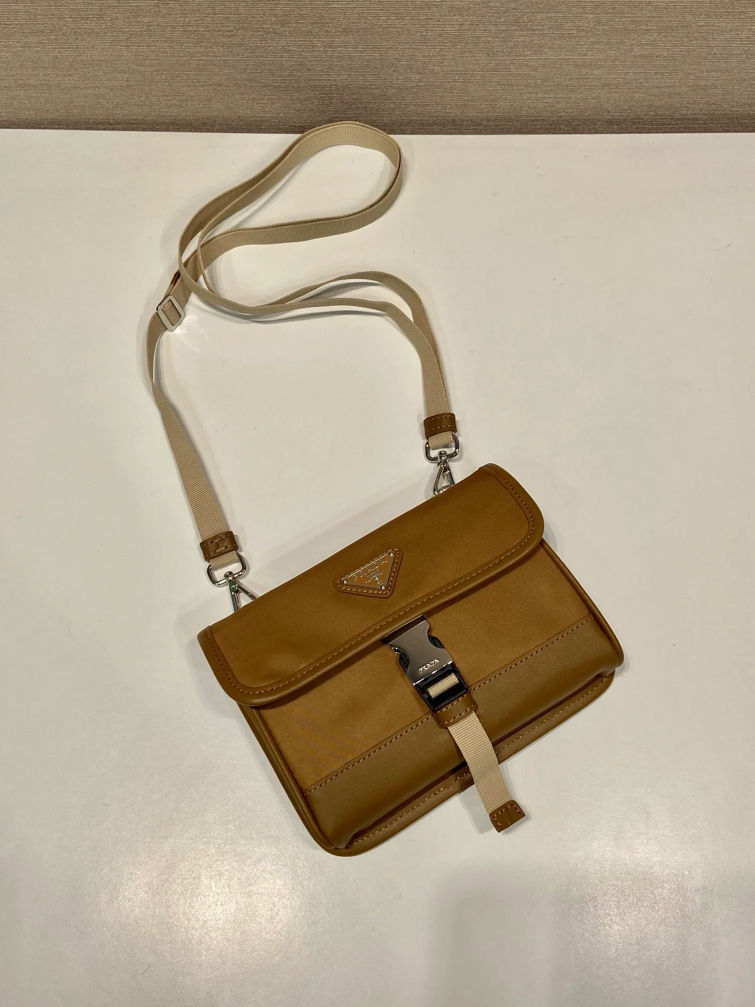 💰760🎉New mini messenger bag🎉2ZH108👏👏New color The mini messenger bag has a super unique shape. It is definitely worth buying for the current super popular small bag trend! And it has an inexplicable retro feel🙊I like the design of PRD so much. It’s fashionable😘 For fashionistas who have countless bags, I recommend this simple and elegant design , a triangular logo is enough to show off the stylish atmosphere of personality, easy to use in daily life, recommended for men and women👧🏻➕👨🏻, length 18x height 14x base 3cm👏👏👏💰💰💰
