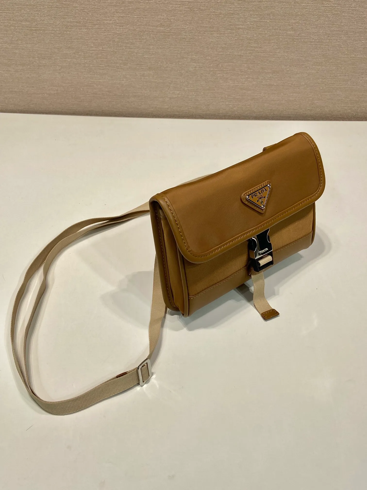 💰760🎉New mini messenger bag🎉2ZH108👏👏New color The mini messenger bag has a super unique shape. It is definitely worth buying for the current super popular small bag trend! And it has an inexplicable retro feel🙊I like the design of PRD so much. It’s fashionable😘 For fashionistas who have countless bags, I recommend this simple and elegant design , a triangular logo is enough to show off the stylish atmosphere of personality, easy to use in daily life, recommended for men and women👧🏻➕👨🏻, length 18x height 14x base 3cm👏👏👏💰💰💰
