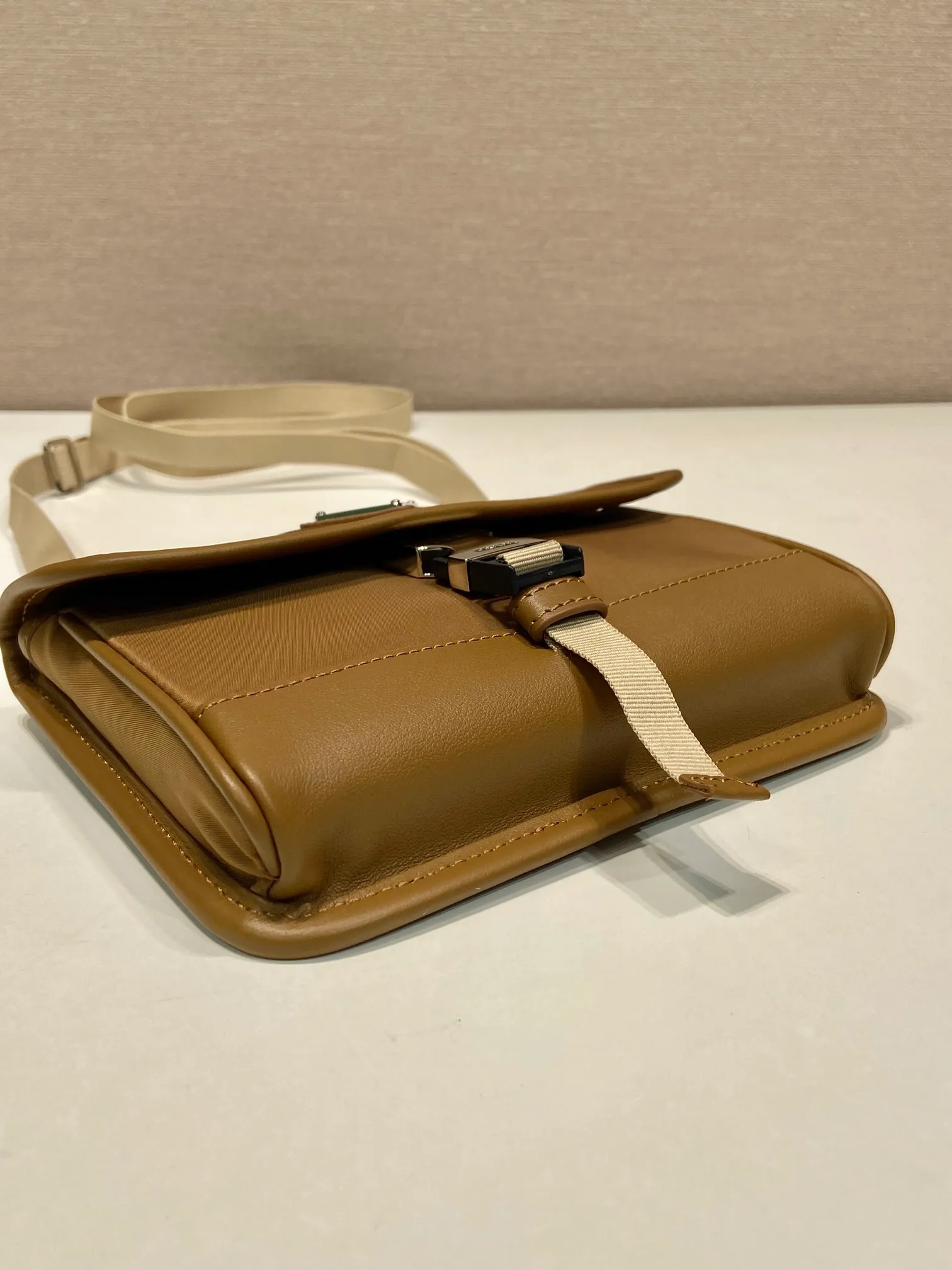 💰760🎉New mini messenger bag🎉2ZH108👏👏New color The mini messenger bag has a super unique shape. It is definitely worth buying for the current super popular small bag trend! And it has an inexplicable retro feel🙊I like the design of PRD so much. It’s fashionable😘 For fashionistas who have countless bags, I recommend this simple and elegant design , a triangular logo is enough to show off the stylish atmosphere of personality, easy to use in daily life, recommended for men and women👧🏻➕👨🏻, length 18x height 14x base 3cm👏👏👏💰💰💰