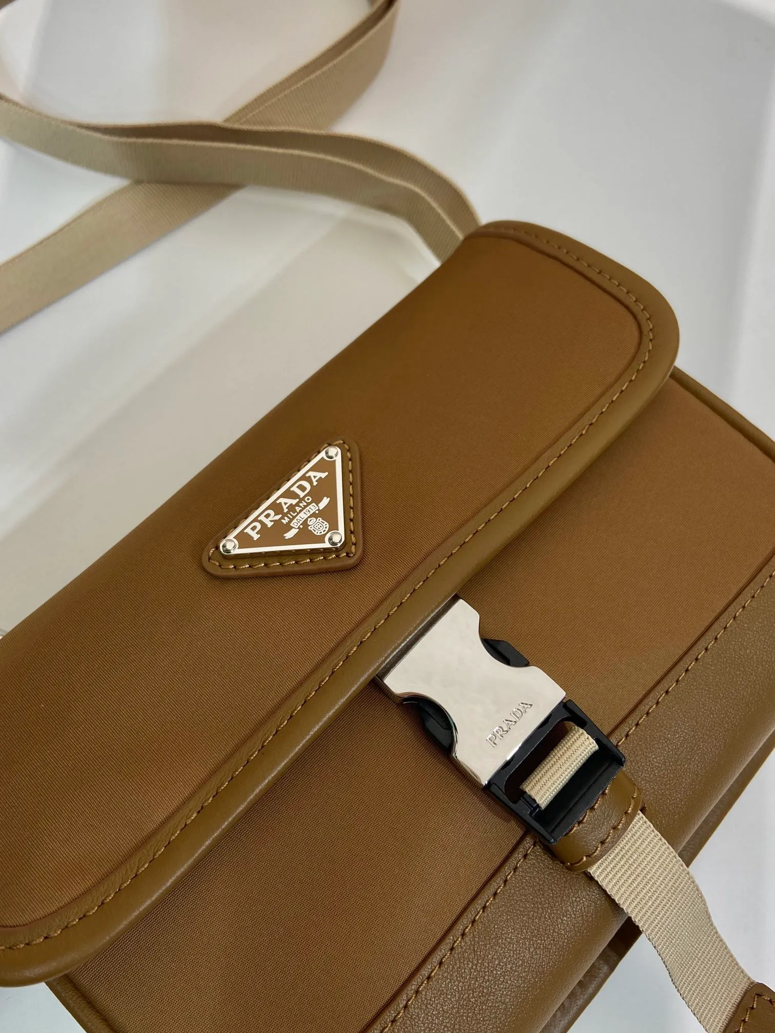 💰760🎉New mini messenger bag🎉2ZH108👏👏New color The mini messenger bag has a super unique shape. It is definitely worth buying for the current super popular small bag trend! And it has an inexplicable retro feel🙊I like the design of PRD so much. It’s fashionable😘 For fashionistas who have countless bags, I recommend this simple and elegant design , a triangular logo is enough to show off the stylish atmosphere of personality, easy to use in daily life, recommended for men and women👧🏻➕👨🏻, length 18x height 14x base 3cm👏👏👏💰💰💰