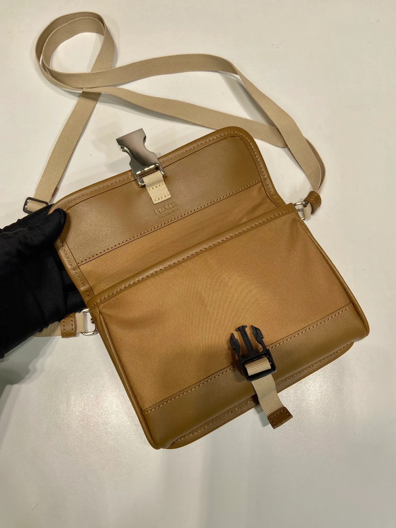 💰760🎉New mini messenger bag🎉2ZH108👏👏New color The mini messenger bag has a super unique shape. It is definitely worth buying for the current super popular small bag trend! And it has an inexplicable retro feel🙊I like the design of PRD so much. It’s fashionable😘 For fashionistas who have countless bags, I recommend this simple and elegant design , a triangular logo is enough to show off the stylish atmosphere of personality, easy to use in daily life, recommended for men and women👧🏻➕👨🏻, length 18x height 14x base 3cm👏👏👏💰💰💰