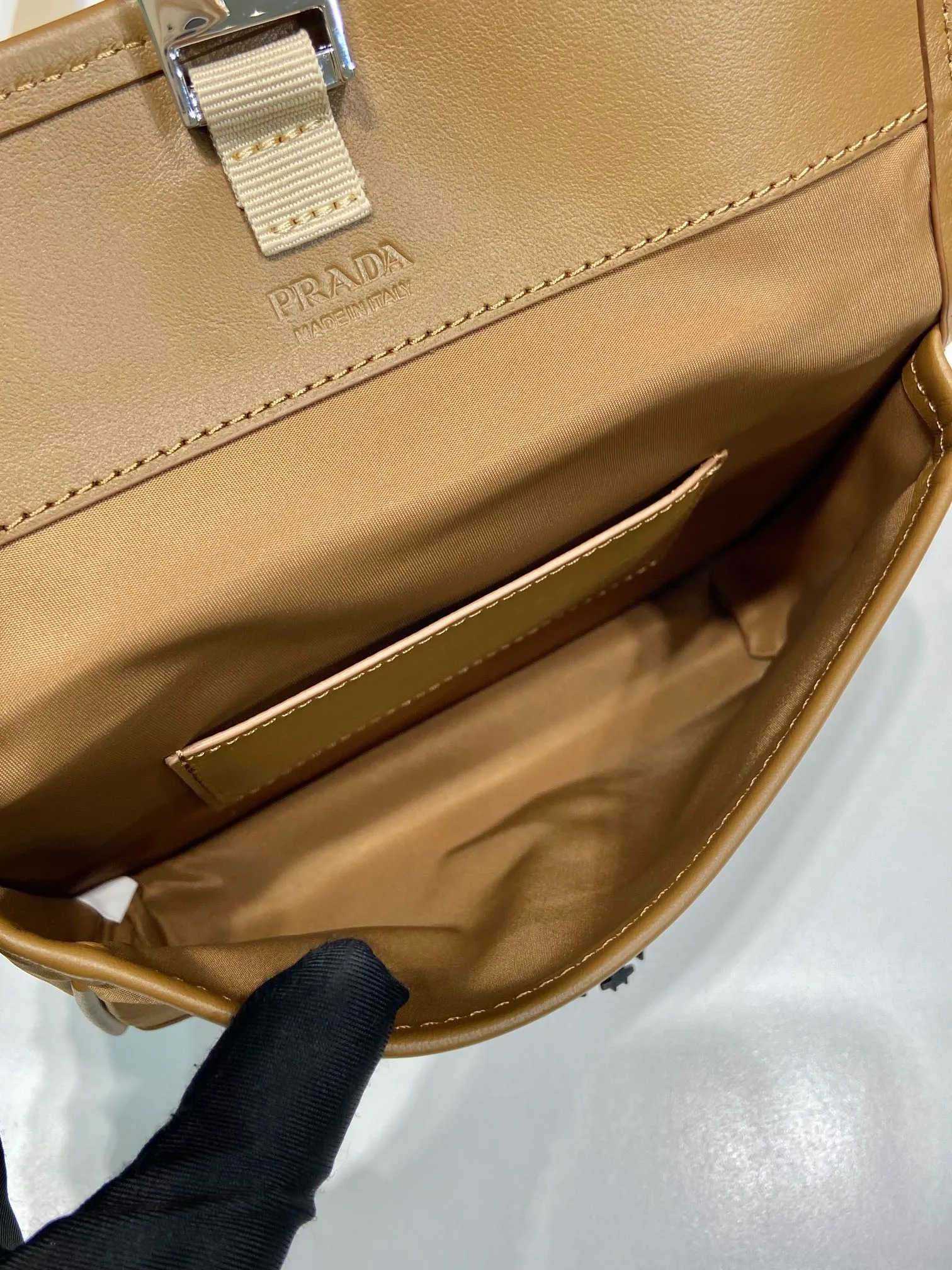 💰760🎉New mini messenger bag🎉2ZH108👏👏New color The mini messenger bag has a super unique shape. It is definitely worth buying for the current super popular small bag trend! And it has an inexplicable retro feel🙊I like the design of PRD so much. It’s fashionable😘 For fashionistas who have countless bags, I recommend this simple and elegant design , a triangular logo is enough to show off the stylish atmosphere of personality, easy to use in daily life, recommended for men and women👧🏻➕👨🏻, length 18x height 14x base 3cm👏👏👏💰💰💰