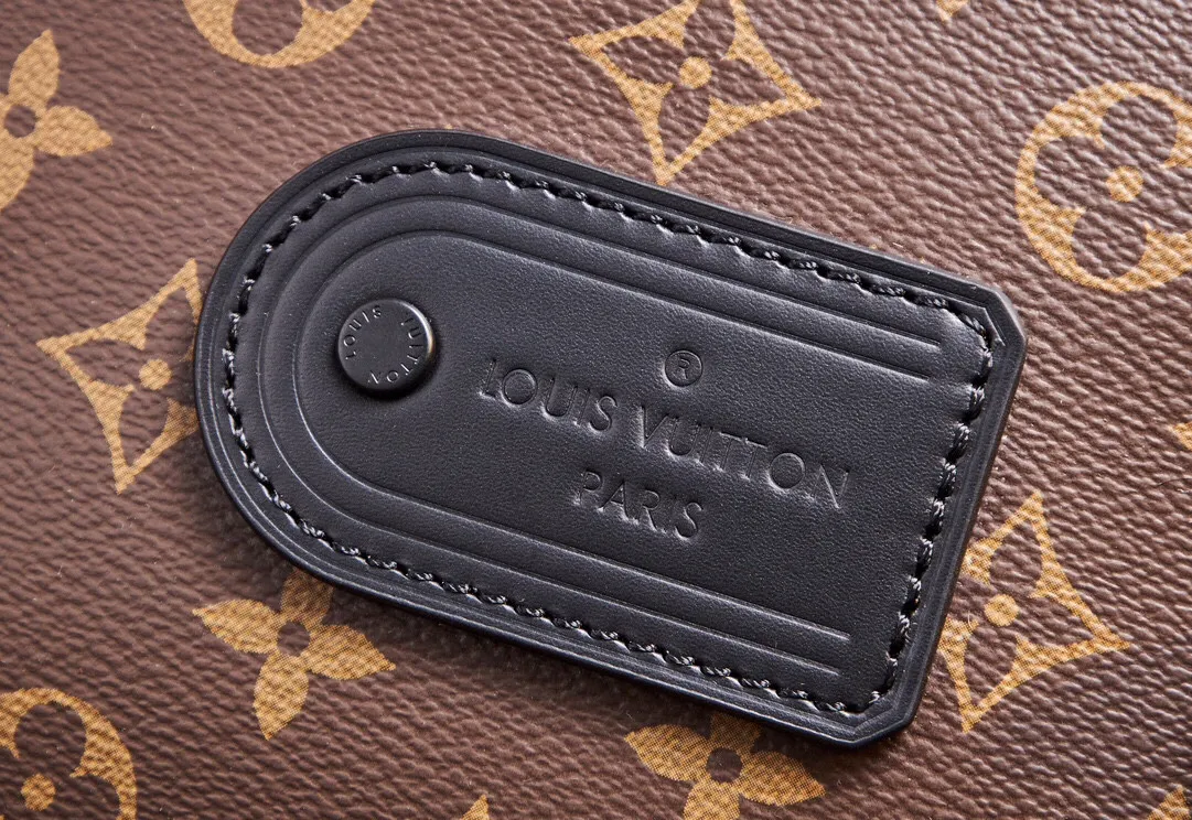 P¥900👉nfc dynamic chip version👈【Top inspection-free all-steel hardware】This lv trail messenger bag draws inspiration from brand elements. It integrates the classic monogram macassar canvas with a logo shoulder strap and a hard-case style quick-release buckle, which can be changed at will. Plenty of space to store personal items. monogram macassar coated canvas - cowhide leather trim - fabric lining - metal hardware - flap with quick-release buckle - spacious main compartment - interior pocket - shoulder strap: removable and adjustable! ! Model: m46972; Size: 31x22x11cm