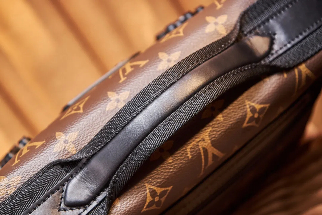 P¥900👉nfc dynamic chip version👈【Top inspection-free all-steel hardware】This lv trail messenger bag draws inspiration from brand elements. It integrates the classic monogram macassar canvas with a logo shoulder strap and a hard-case style quick-release buckle, which can be changed at will. Plenty of space to store personal items. monogram macassar coated canvas - cowhide leather trim - fabric lining - metal hardware - flap with quick-release buckle - spacious main compartment - interior pocket - shoulder strap: removable and adjustable! ! Model: m46972; Size: 31x22x11cm