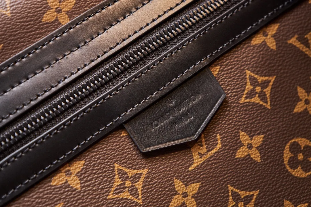 P¥900👉nfc dynamic chip version👈【Top inspection-free all-steel hardware】This lv trail messenger bag draws inspiration from brand elements. It integrates the classic monogram macassar canvas with a logo shoulder strap and a hard-case style quick-release buckle, which can be changed at will. Plenty of space to store personal items. monogram macassar coated canvas - cowhide leather trim - fabric lining - metal hardware - flap with quick-release buckle - spacious main compartment - interior pocket - shoulder strap: removable and adjustable! ! Model: m46972; Size: 31x22x11cm
