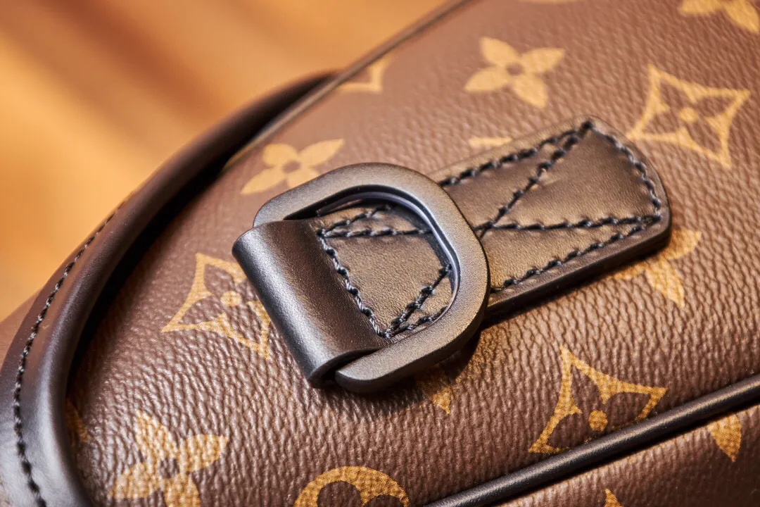 P¥900👉nfc dynamic chip version👈【Top inspection-free all-steel hardware】This lv trail messenger bag draws inspiration from brand elements. It integrates the classic monogram macassar canvas with a logo shoulder strap and a hard-case style quick-release buckle, which can be changed at will. Plenty of space to store personal items. monogram macassar coated canvas - cowhide leather trim - fabric lining - metal hardware - flap with quick-release buckle - spacious main compartment - interior pocket - shoulder strap: removable and adjustable! ! Model: m46972; Size: 31x22x11cm
