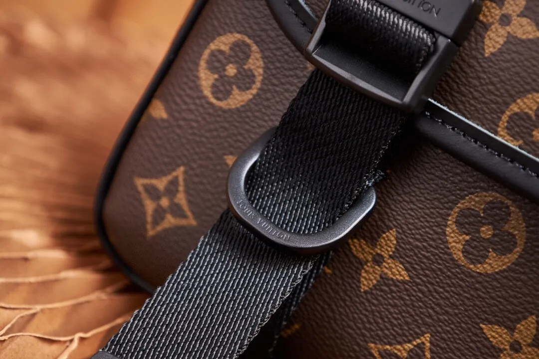 P¥900👉nfc dynamic chip version👈【Top inspection-free all-steel hardware】This lv trail messenger bag draws inspiration from brand elements. It integrates the classic monogram macassar canvas with a logo shoulder strap and a hard-case style quick-release buckle, which can be changed at will. Plenty of space to store personal items. monogram macassar coated canvas - cowhide leather trim - fabric lining - metal hardware - flap with quick-release buckle - spacious main compartment - interior pocket - shoulder strap: removable and adjustable! ! Model: m46972; Size: 31x22x11cm