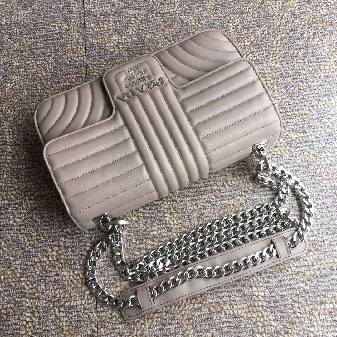 💰1800, P family has another surprise hot item💪💪💪, 1BD108, original item, imported calfskin, original white hardware, aluminum alloy iron, flip-top magnetic buckle design is convenient, ladies hurry up, light and practical, large capacity and fashionable [color][color][color] length 25X height 15 bottom 6cm