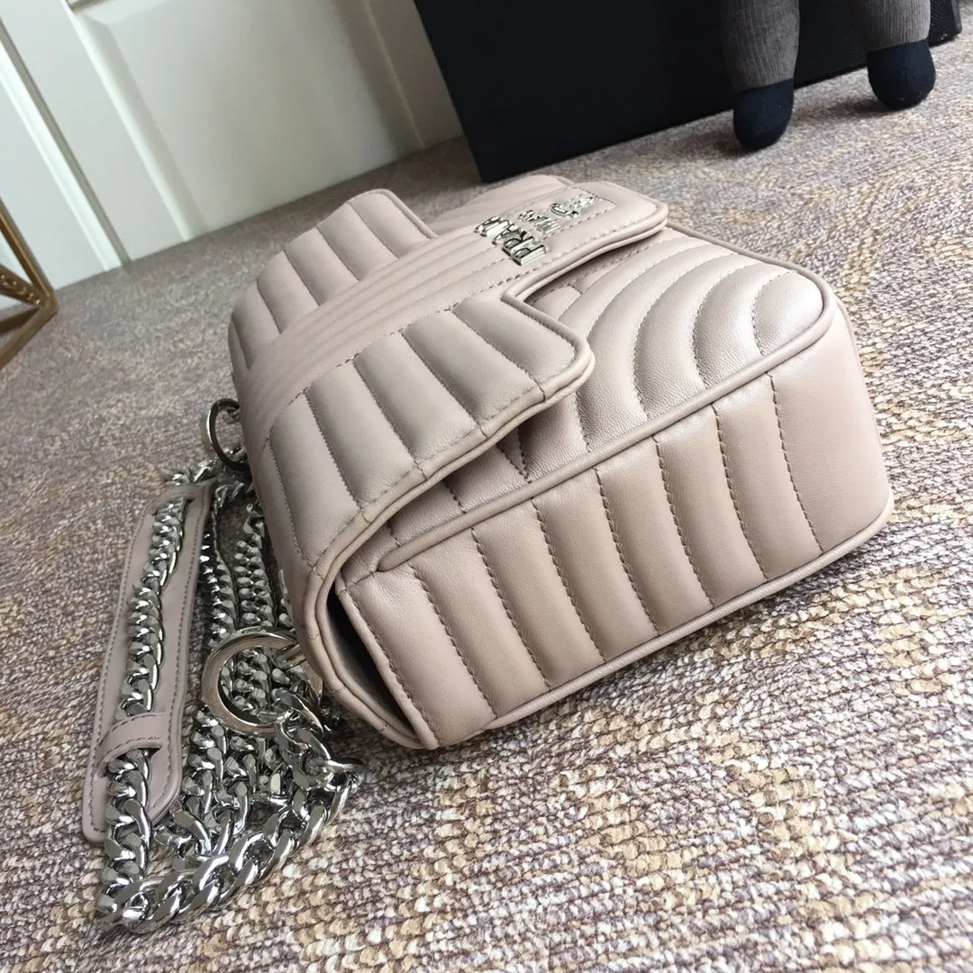 💰1800, P family has another surprise hot item💪💪💪, 1BD108, original item, imported calfskin, original white hardware, aluminum alloy iron, flip-top magnetic buckle design is convenient, ladies hurry up, light and practical, large capacity and fashionable [color][color][color] length 25X height 15 bottom 6cm