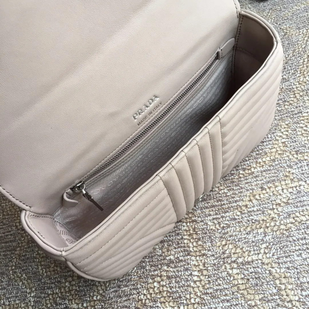 💰1800, P family has another surprise hot item💪💪💪, 1BD108, original item, imported calfskin, original white hardware, aluminum alloy iron, flip-top magnetic buckle design is convenient, ladies hurry up, light and practical, large capacity and fashionable [color][color][color] length 25X height 15 bottom 6cm