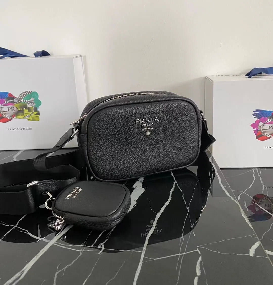 P1160¥ [Top original order] 🎉New camera crossbody bag🎉1BH182 has arrived🎉🎉This crossbody bag is made of imported deerskin grain cowhide and equipped with an adjustable long shoulder strap. My favorite It’s a small bag on the shoulder strap😘It’s perfect😘, it has a large capacity, is simple and elegant, and feels super soft🎉Hurry up and get it🎉Dimensions: length 22x height 14.5x bottom 8cm🎉🎉🎉👏👏👏!