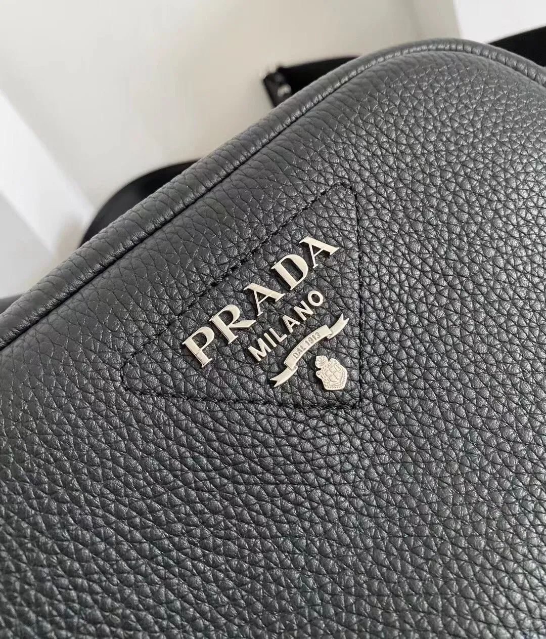 P1160¥ [Top original order] 🎉New camera crossbody bag🎉1BH182 has arrived🎉🎉This crossbody bag is made of imported deerskin grain cowhide and equipped with an adjustable long shoulder strap. My favorite It’s a small bag on the shoulder strap😘It’s perfect😘, it has a large capacity, is simple and elegant, and feels super soft🎉Hurry up and get it🎉Dimensions: length 22x height 14.5x bottom 8cm🎉🎉🎉👏👏👏!