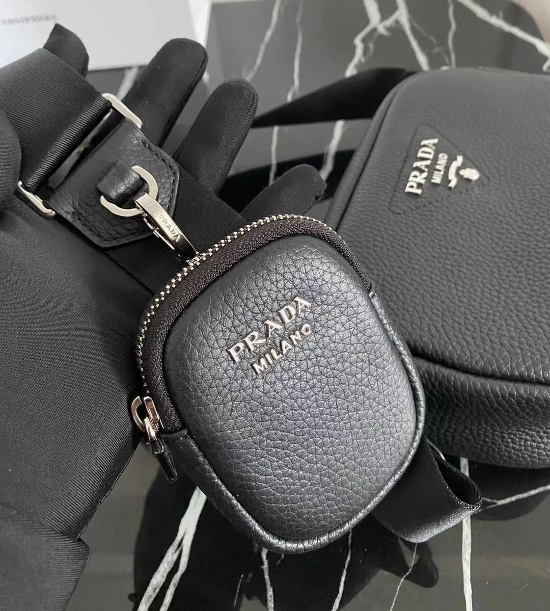 P1160¥ [Top original order] 🎉New camera crossbody bag🎉1BH182 has arrived🎉🎉This crossbody bag is made of imported deerskin grain cowhide and equipped with an adjustable long shoulder strap. My favorite It’s a small bag on the shoulder strap😘It’s perfect😘, it has a large capacity, is simple and elegant, and feels super soft🎉Hurry up and get it🎉Dimensions: length 22x height 14.5x bottom 8cm🎉🎉🎉👏👏👏!