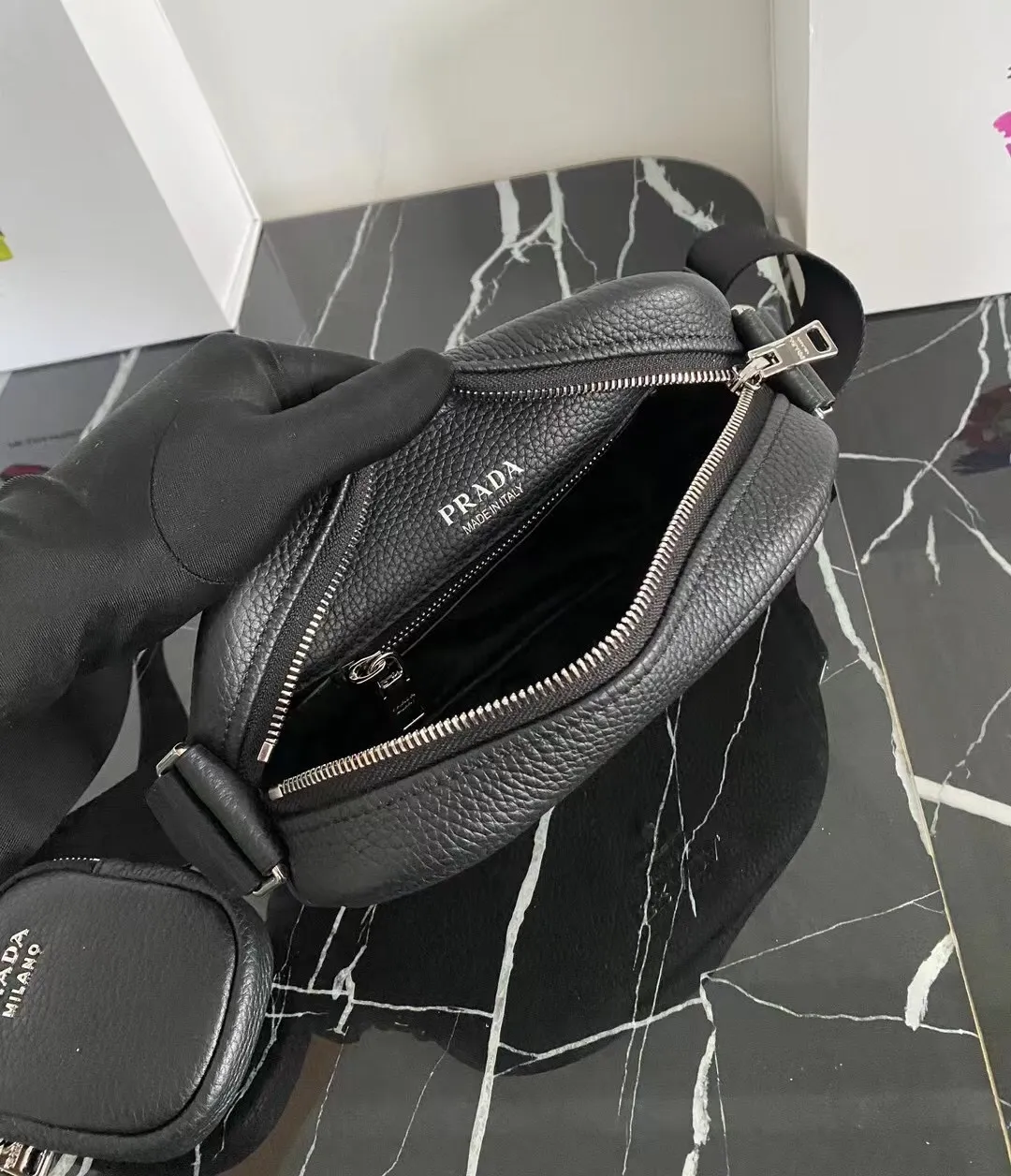 P1160¥ [Top original order] 🎉New camera crossbody bag🎉1BH182 has arrived🎉🎉This crossbody bag is made of imported deerskin grain cowhide and equipped with an adjustable long shoulder strap. My favorite It’s a small bag on the shoulder strap😘It’s perfect😘, it has a large capacity, is simple and elegant, and feels super soft🎉Hurry up and get it🎉Dimensions: length 22x height 14.5x bottom 8cm🎉🎉🎉👏👏👏!