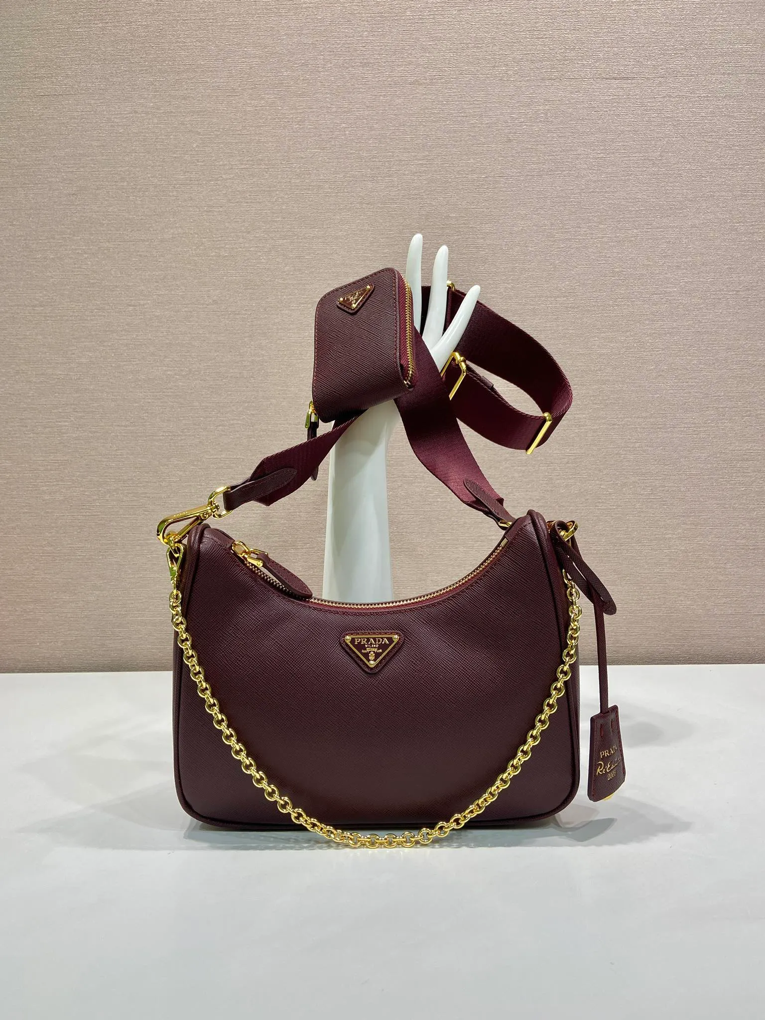 💰1520🎊Golden hardware three-in-one🎊New color 1BH204 full leather/golden hardware, nylon Hobo hand/armpit bag😘😘The full leather hobo that is popular in the fashion circle due to the crazy cultivation of the Internet celebrity sister group has a new model! 👏👏The design of this all-leather Hobo bag is great👍👍One bag with three uses😘😘waist bag/crossbody/single shoulder bag👍👍The handle is replaced by a chain, which makes the underarm bag a little more sexy. It also has a long shoulder strap. What I love most is that there is a small pendant (small bag) hanging on the shoulder strap, which can also be hung on other bags and pants as accessories. 🙊🙊There is no problem in matching various clothes in normal times😘😘Babies, hurry up and get it, it’s so beautiful🙊🙊Dimensions: length 23x height 17x bottom 6.5cm👏👏👏💰💰💰