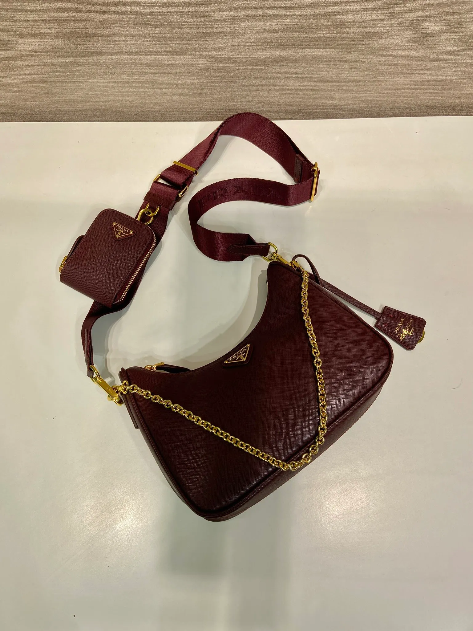 💰1520🎊Golden hardware three-in-one🎊New color 1BH204 full leather/golden hardware, nylon Hobo hand/armpit bag😘😘The full leather hobo that is popular in the fashion circle due to the crazy cultivation of the Internet celebrity sister group has a new model! 👏👏The design of this all-leather Hobo bag is great👍👍One bag with three uses😘😘waist bag/crossbody/single shoulder bag👍👍The handle is replaced by a chain, which makes the underarm bag a little more sexy. It also has a long shoulder strap. What I love most is that there is a small pendant (small bag) hanging on the shoulder strap, which can also be hung on other bags and pants as accessories. 🙊🙊There is no problem in matching various clothes in normal times😘😘Babies, hurry up and get it, it’s so beautiful🙊🙊Dimensions: length 23x height 17x bottom 6.5cm👏👏👏💰💰💰