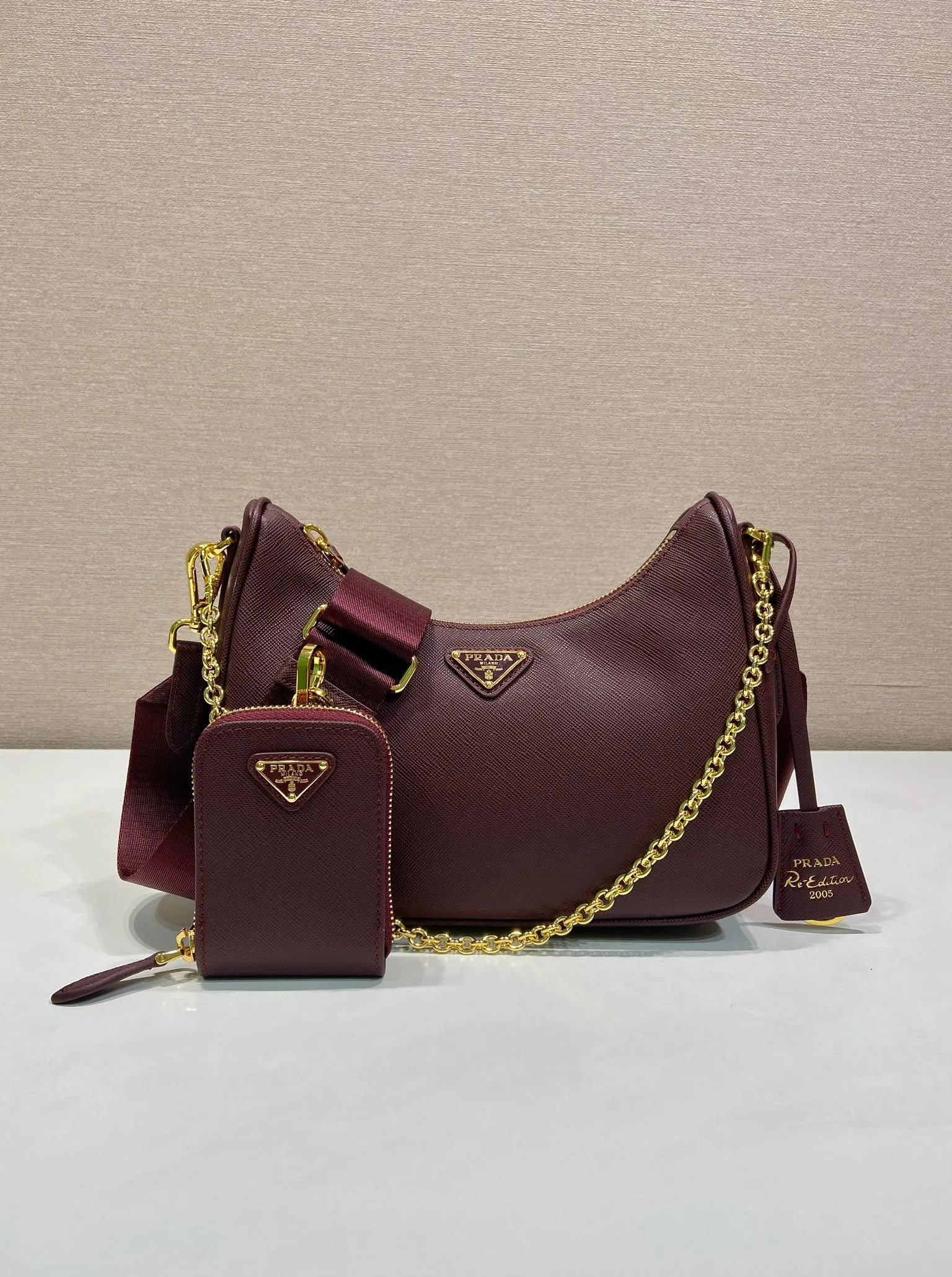 💰1520🎊Golden hardware three-in-one🎊New color 1BH204 full leather/golden hardware, nylon Hobo hand/armpit bag😘😘The full leather hobo that is popular in the fashion circle due to the crazy cultivation of the Internet celebrity sister group has a new model! 👏👏The design of this all-leather Hobo bag is great👍👍One bag with three uses😘😘waist bag/crossbody/single shoulder bag👍👍The handle is replaced by a chain, which makes the underarm bag a little more sexy. It also has a long shoulder strap. What I love most is that there is a small pendant (small bag) hanging on the shoulder strap, which can also be hung on other bags and pants as accessories. 🙊🙊There is no problem in matching various clothes in normal times😘😘Babies, hurry up and get it, it’s so beautiful🙊🙊Dimensions: length 23x height 17x bottom 6.5cm👏👏👏💰💰💰