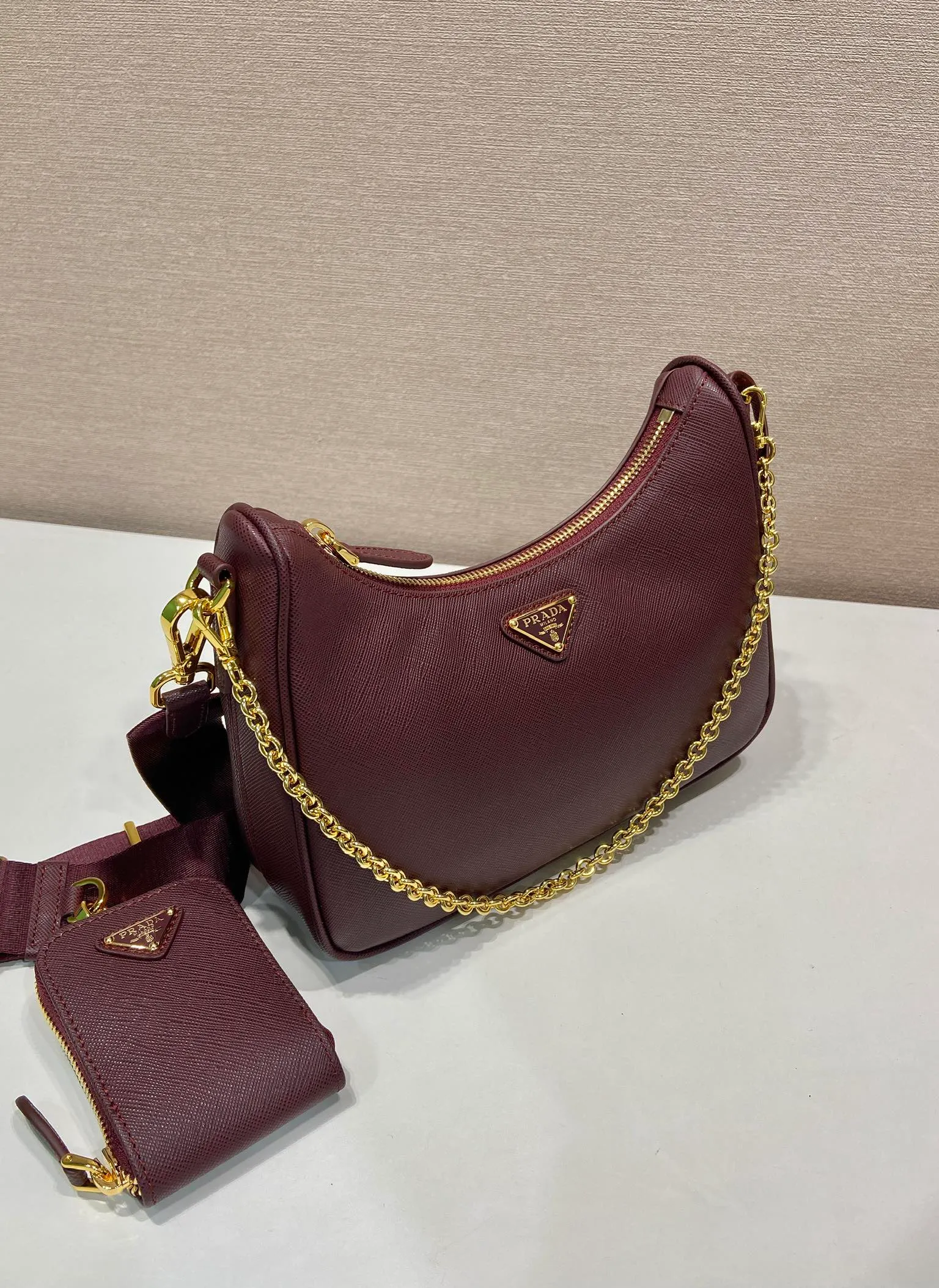 💰1520🎊Golden hardware three-in-one🎊New color 1BH204 full leather/golden hardware, nylon Hobo hand/armpit bag😘😘The full leather hobo that is popular in the fashion circle due to the crazy cultivation of the Internet celebrity sister group has a new model! 👏👏The design of this all-leather Hobo bag is great👍👍One bag with three uses😘😘waist bag/crossbody/single shoulder bag👍👍The handle is replaced by a chain, which makes the underarm bag a little more sexy. It also has a long shoulder strap. What I love most is that there is a small pendant (small bag) hanging on the shoulder strap, which can also be hung on other bags and pants as accessories. 🙊🙊There is no problem in matching various clothes in normal times😘😘Babies, hurry up and get it, it’s so beautiful🙊🙊Dimensions: length 23x height 17x bottom 6.5cm👏👏👏💰💰💰