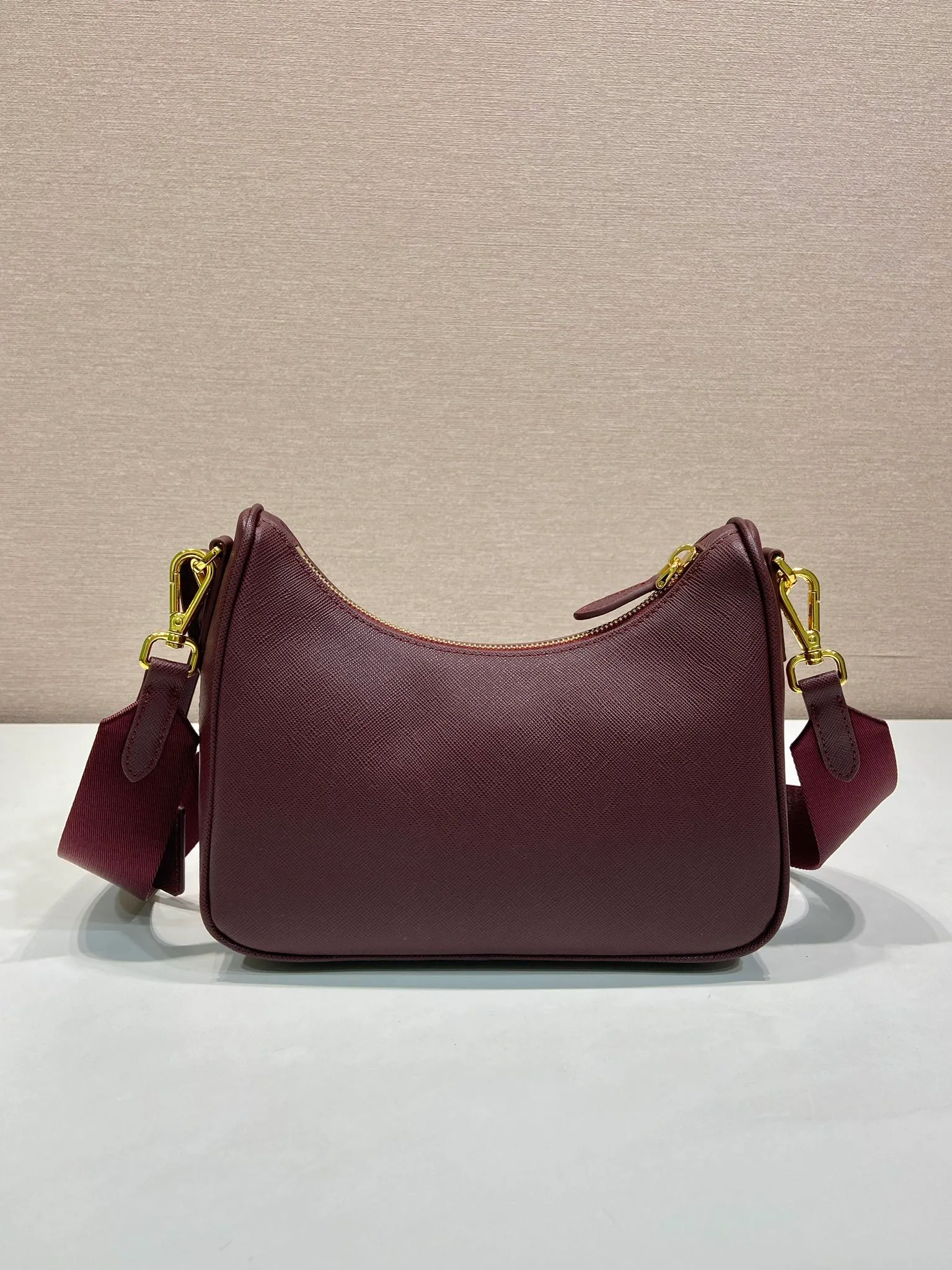 💰1520🎊Golden hardware three-in-one🎊New color 1BH204 full leather/golden hardware, nylon Hobo hand/armpit bag😘😘The full leather hobo that is popular in the fashion circle due to the crazy cultivation of the Internet celebrity sister group has a new model! 👏👏The design of this all-leather Hobo bag is great👍👍One bag with three uses😘😘waist bag/crossbody/single shoulder bag👍👍The handle is replaced by a chain, which makes the underarm bag a little more sexy. It also has a long shoulder strap. What I love most is that there is a small pendant (small bag) hanging on the shoulder strap, which can also be hung on other bags and pants as accessories. 🙊🙊There is no problem in matching various clothes in normal times😘😘Babies, hurry up and get it, it’s so beautiful🙊🙊Dimensions: length 23x height 17x bottom 6.5cm👏👏👏💰💰💰