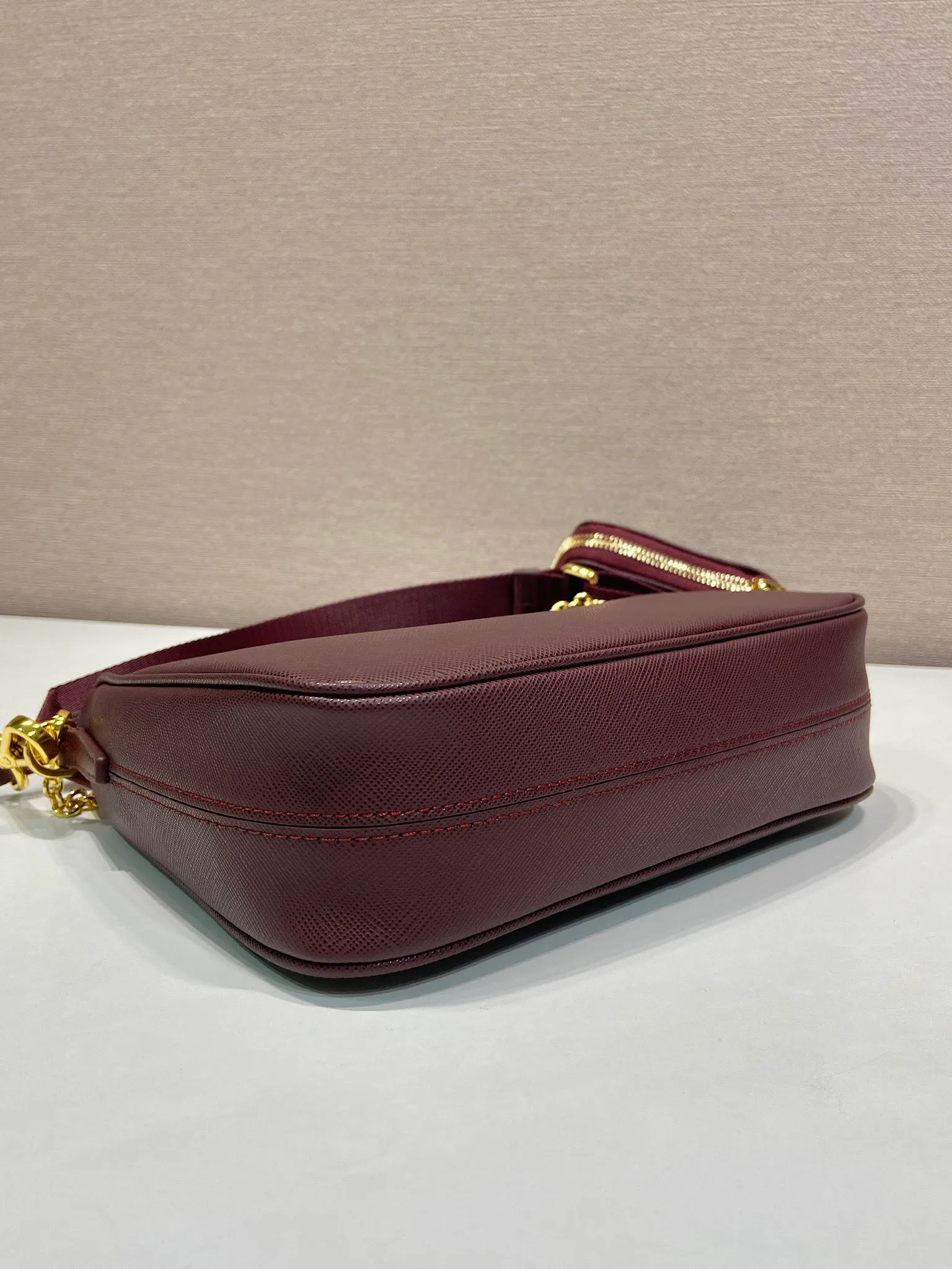 💰1520🎊Golden hardware three-in-one🎊New color 1BH204 full leather/golden hardware, nylon Hobo hand/armpit bag😘😘The full leather hobo that is popular in the fashion circle due to the crazy cultivation of the Internet celebrity sister group has a new model! 👏👏The design of this all-leather Hobo bag is great👍👍One bag with three uses😘😘waist bag/crossbody/single shoulder bag👍👍The handle is replaced by a chain, which makes the underarm bag a little more sexy. It also has a long shoulder strap. What I love most is that there is a small pendant (small bag) hanging on the shoulder strap, which can also be hung on other bags and pants as accessories. 🙊🙊There is no problem in matching various clothes in normal times😘😘Babies, hurry up and get it, it’s so beautiful🙊🙊Dimensions: length 23x height 17x bottom 6.5cm👏👏👏💰💰💰