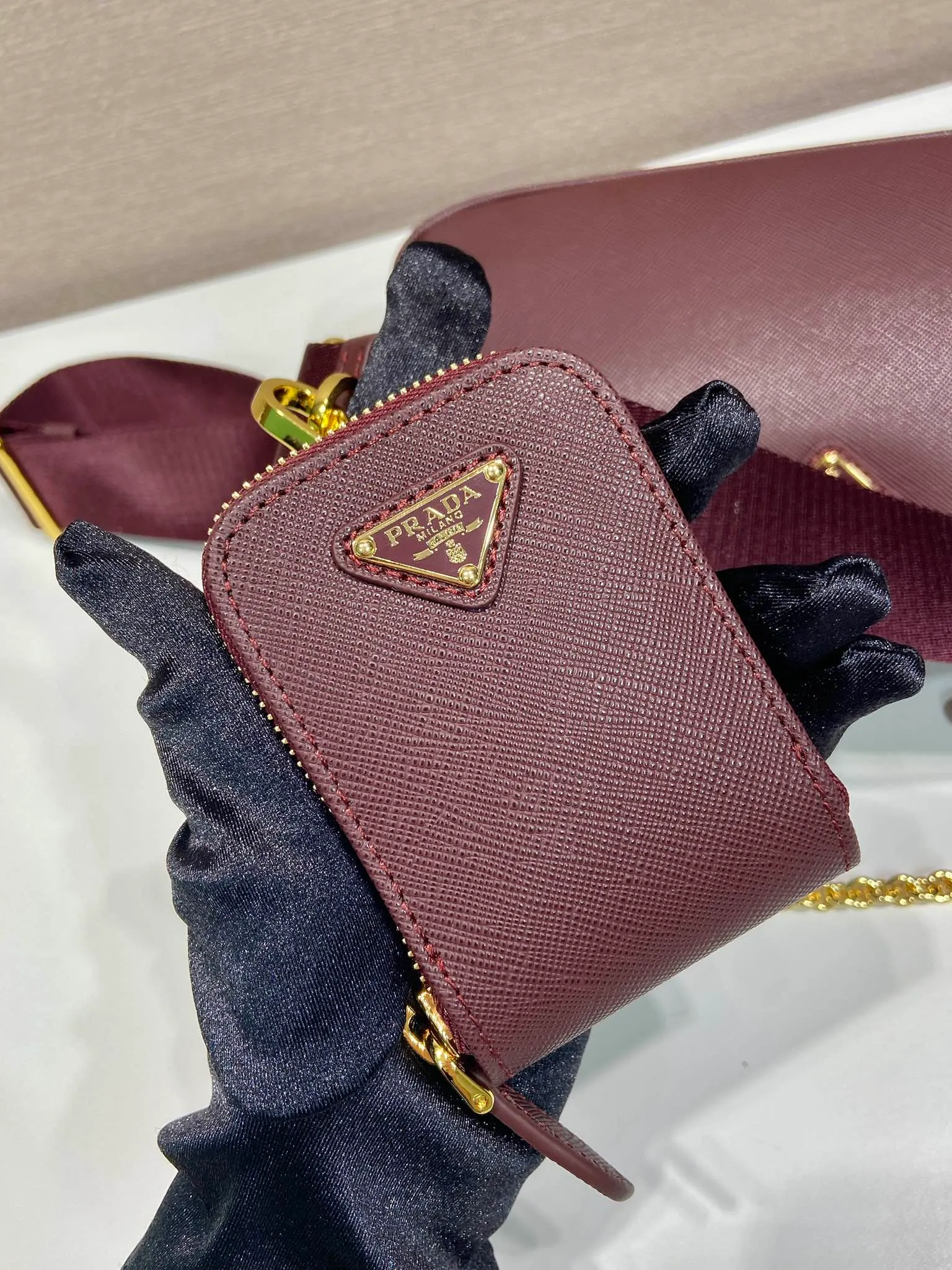 💰1520🎊Golden hardware three-in-one🎊New color 1BH204 full leather/golden hardware, nylon Hobo hand/armpit bag😘😘The full leather hobo that is popular in the fashion circle due to the crazy cultivation of the Internet celebrity sister group has a new model! 👏👏The design of this all-leather Hobo bag is great👍👍One bag with three uses😘😘waist bag/crossbody/single shoulder bag👍👍The handle is replaced by a chain, which makes the underarm bag a little more sexy. It also has a long shoulder strap. What I love most is that there is a small pendant (small bag) hanging on the shoulder strap, which can also be hung on other bags and pants as accessories. 🙊🙊There is no problem in matching various clothes in normal times😘😘Babies, hurry up and get it, it’s so beautiful🙊🙊Dimensions: length 23x height 17x bottom 6.5cm👏👏👏💰💰💰