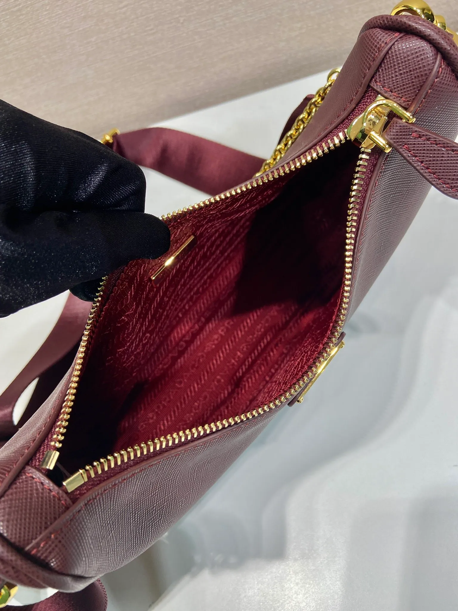 💰1520🎊Golden hardware three-in-one🎊New color 1BH204 full leather/golden hardware, nylon Hobo hand/armpit bag😘😘The full leather hobo that is popular in the fashion circle due to the crazy cultivation of the Internet celebrity sister group has a new model! 👏👏The design of this all-leather Hobo bag is great👍👍One bag with three uses😘😘waist bag/crossbody/single shoulder bag👍👍The handle is replaced by a chain, which makes the underarm bag a little more sexy. It also has a long shoulder strap. What I love most is that there is a small pendant (small bag) hanging on the shoulder strap, which can also be hung on other bags and pants as accessories. 🙊🙊There is no problem in matching various clothes in normal times😘😘Babies, hurry up and get it, it’s so beautiful🙊🙊Dimensions: length 23x height 17x bottom 6.5cm👏👏👏💰💰💰
