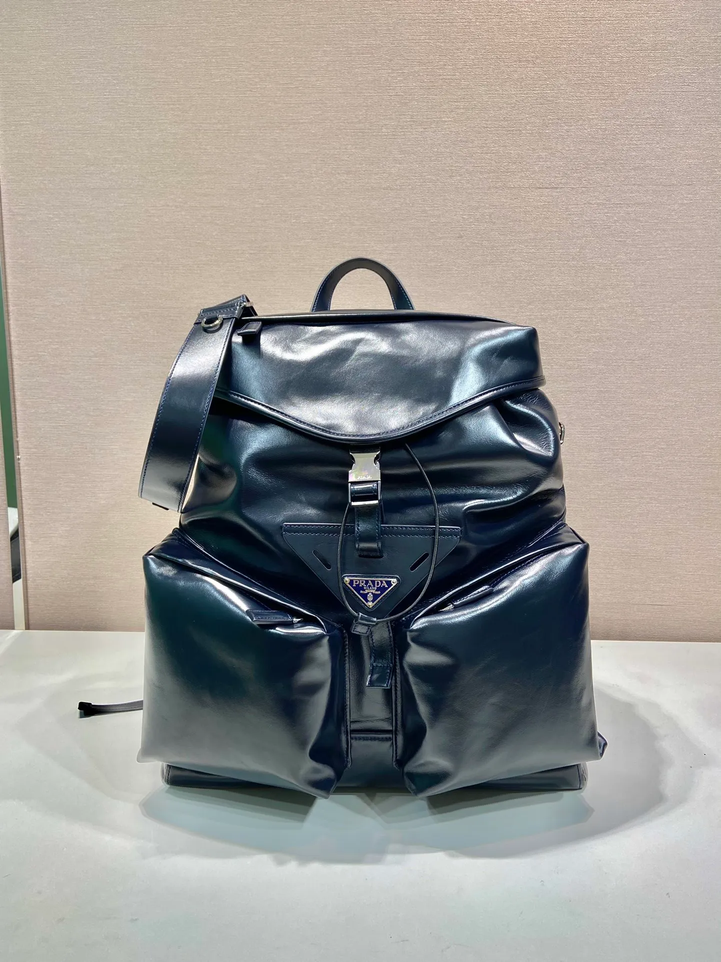 💰2500🎉New catwalk model🎉2VZ108 oil wax leather🎉🎉 This catwalk style backpack is made of imported oil-waxed calfskin and top-grade hardware. It has a front buckle/flap and 2 pocket design. It is equipped with a detachable oil-waxed shoulder strap. The back panel can be carried on both shoulders and inserted into a trolley case. It has many compartments and a lot of space. It is no problem for daily carrying and business trips. It is fashionable and practical. Get it now. Handsome guys👏👏 38cm long, 45cm tall and 18cm tall🎉🎉🎉👏👏👏