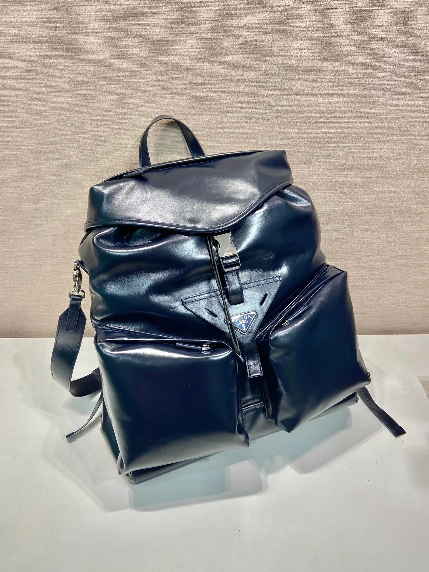 💰2500🎉New catwalk model🎉2VZ108 oil wax leather🎉🎉 This catwalk style backpack is made of imported oil-waxed calfskin and top-grade hardware. It has a front buckle/flap and 2 pocket design. It is equipped with a detachable oil-waxed shoulder strap. The back panel can be carried on both shoulders and inserted into a trolley case. It has many compartments and a lot of space. It is no problem for daily carrying and business trips. It is fashionable and practical. Get it now. Handsome guys👏👏 38cm long, 45cm tall and 18cm tall🎉🎉🎉👏👏👏