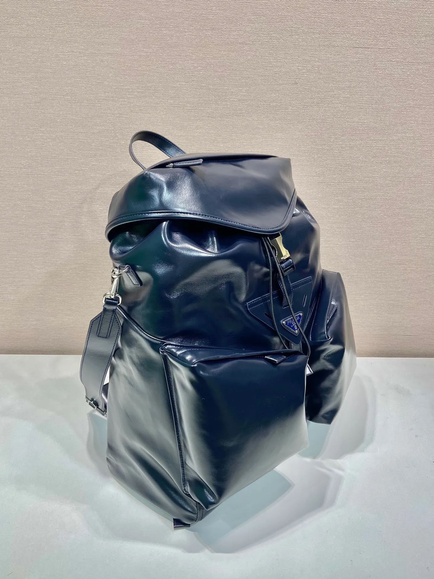 💰2500🎉New catwalk model🎉2VZ108 oil wax leather🎉🎉 This catwalk style backpack is made of imported oil-waxed calfskin and top-grade hardware. It has a front buckle/flap and 2 pocket design. It is equipped with a detachable oil-waxed shoulder strap. The back panel can be carried on both shoulders and inserted into a trolley case. It has many compartments and a lot of space. It is no problem for daily carrying and business trips. It is fashionable and practical. Get it now. Handsome guys👏👏 38cm long, 45cm tall and 18cm tall🎉🎉🎉👏👏👏