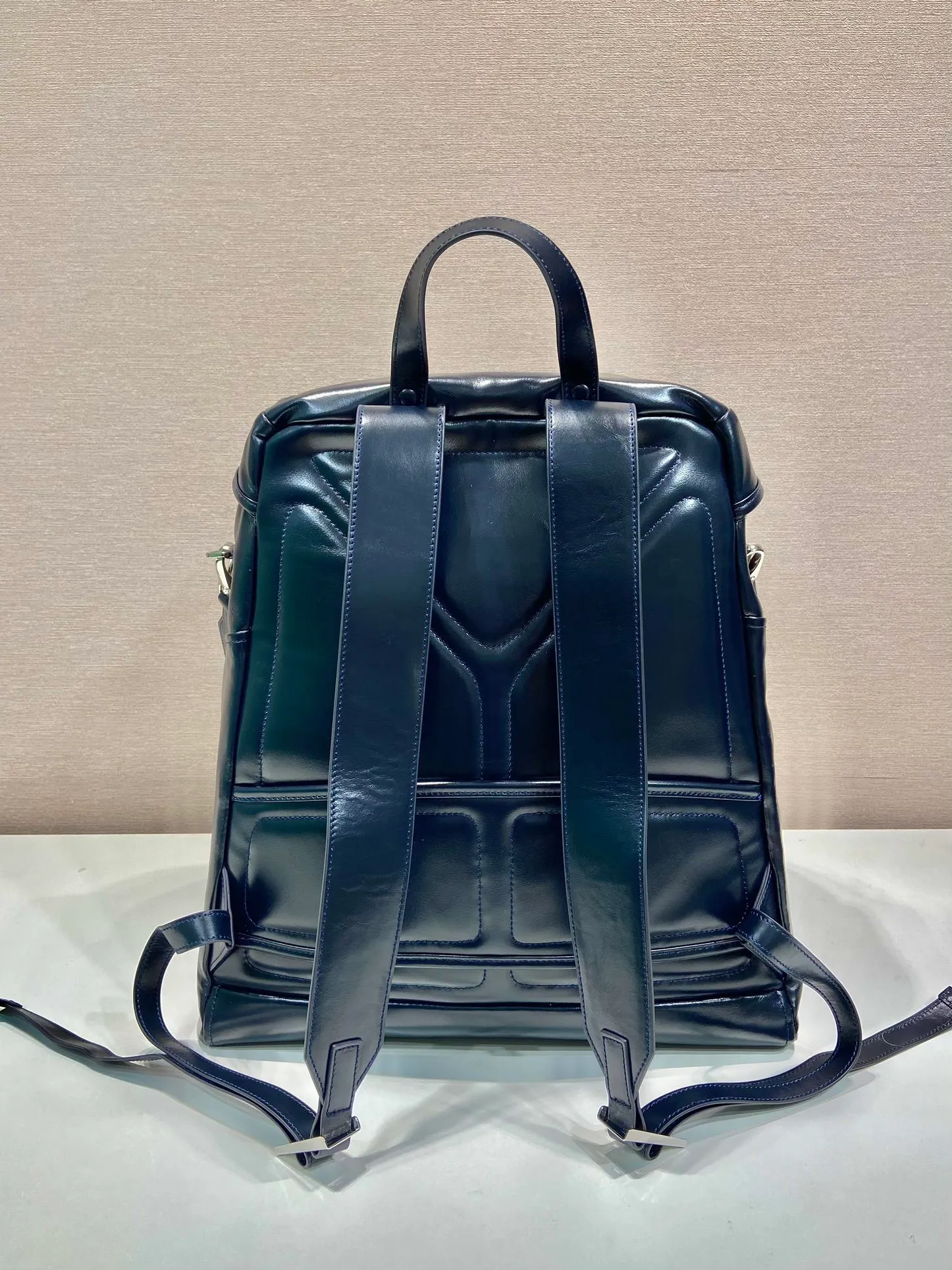 💰2500🎉New catwalk model🎉2VZ108 oil wax leather🎉🎉 This catwalk style backpack is made of imported oil-waxed calfskin and top-grade hardware. It has a front buckle/flap and 2 pocket design. It is equipped with a detachable oil-waxed shoulder strap. The back panel can be carried on both shoulders and inserted into a trolley case. It has many compartments and a lot of space. It is no problem for daily carrying and business trips. It is fashionable and practical. Get it now. Handsome guys👏👏 38cm long, 45cm tall and 18cm tall🎉🎉🎉👏👏👏