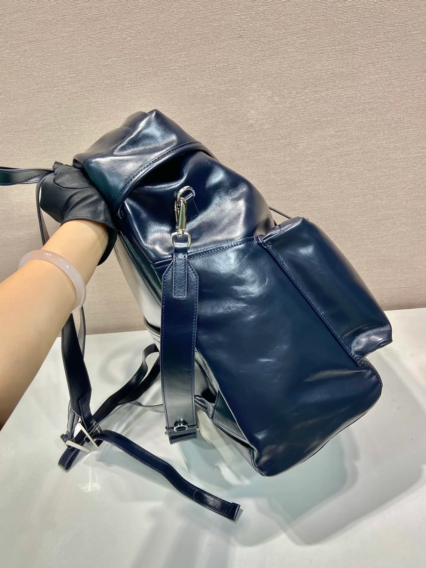 💰2500🎉New catwalk model🎉2VZ108 oil wax leather🎉🎉 This catwalk style backpack is made of imported oil-waxed calfskin and top-grade hardware. It has a front buckle/flap and 2 pocket design. It is equipped with a detachable oil-waxed shoulder strap. The back panel can be carried on both shoulders and inserted into a trolley case. It has many compartments and a lot of space. It is no problem for daily carrying and business trips. It is fashionable and practical. Get it now. Handsome guys👏👏 38cm long, 45cm tall and 18cm tall🎉🎉🎉👏👏👏